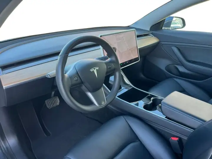 Tesla Model 3 2019, foto 12