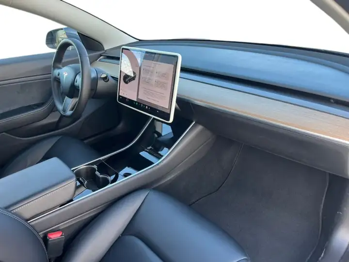Tesla Model 3 2019, foto 14