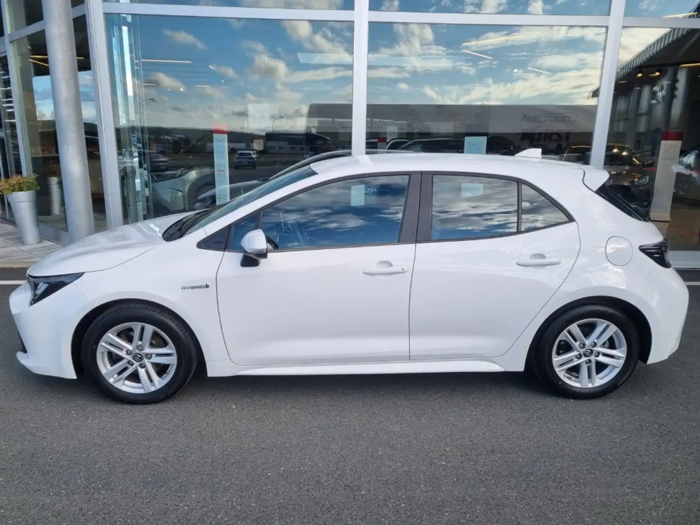 Toyota Corolla 1,8l Hybrid 5-Türer Active *DAP-PAKET* Weiß - 2
