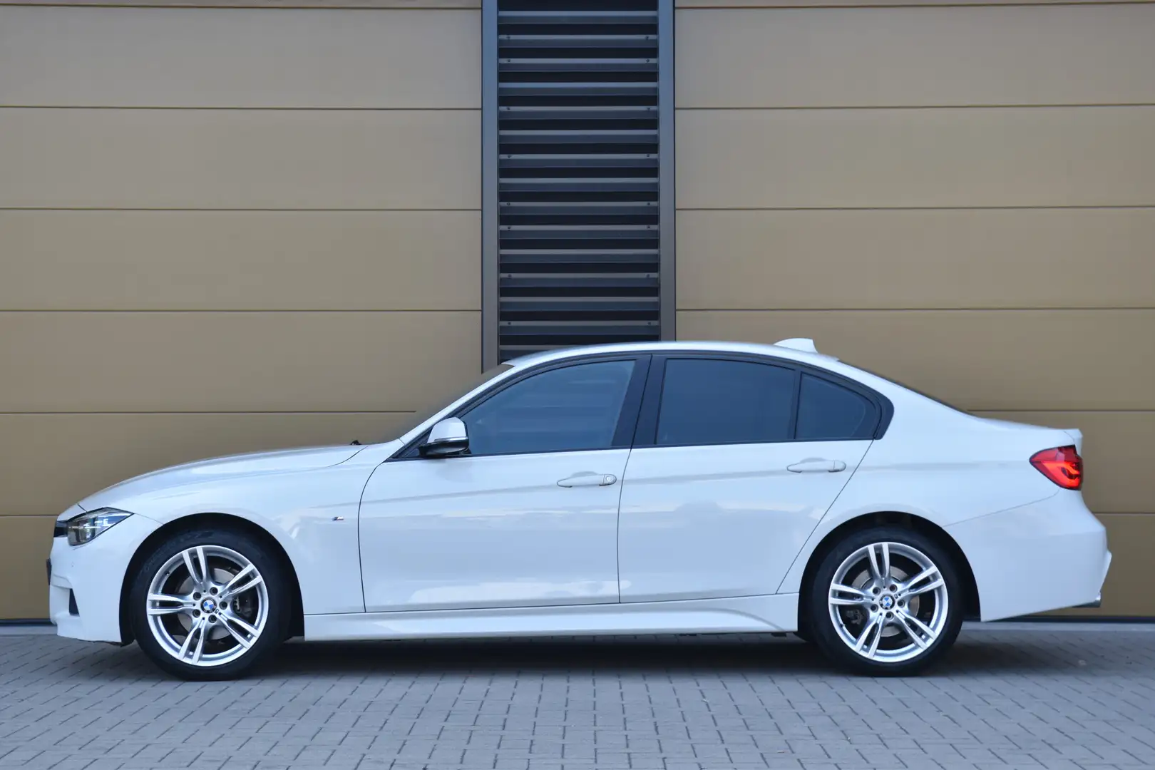 BMW 320 3-serie 320i xDrive * M Sportpakket * Achteruitrij Wit - 2