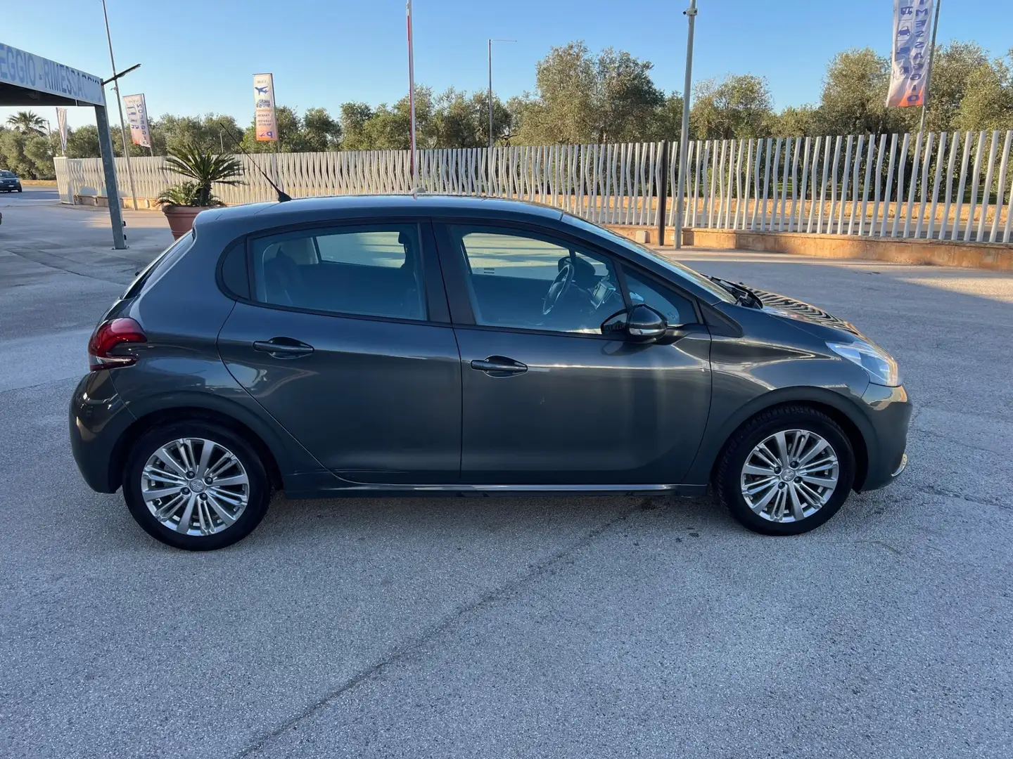 Peugeot 208 Peugeot 208 PureTech 82 5 porte Allure Gris - 2