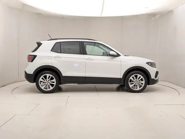 Volkswagen T-Cross view 3