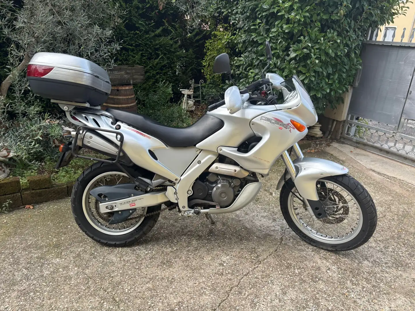 Aprilia Pegaso 650 Ezüst - 1
