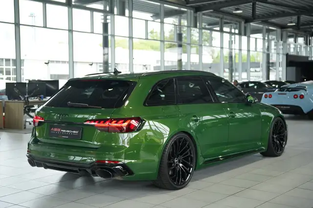 Audi RS4 view 10
