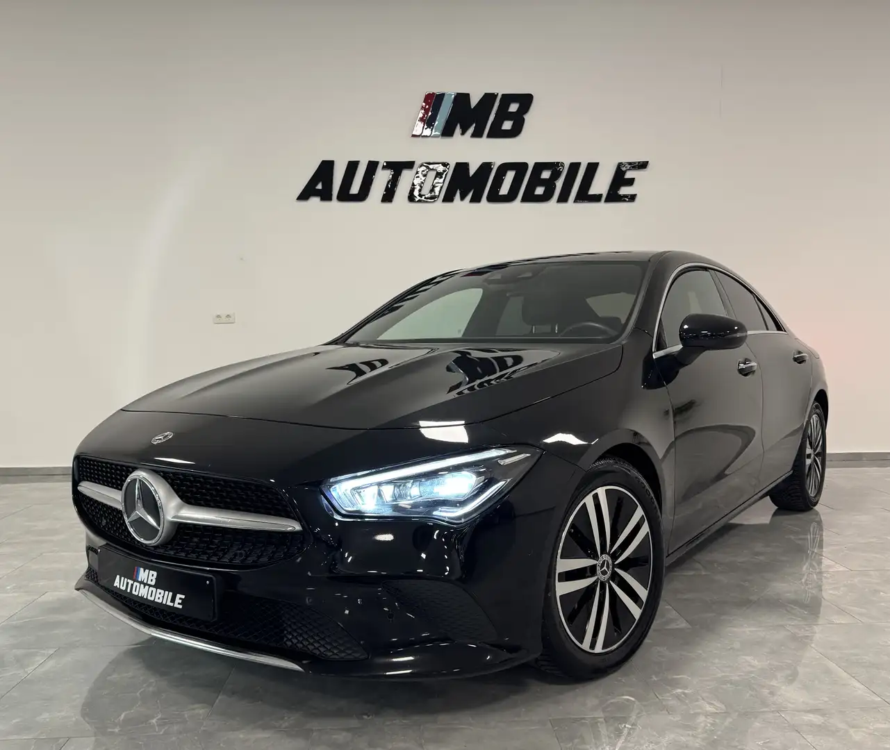 Mercedes-Benz CLA 180 faible km*toit pano* ambience* tva déductible Noir - 1