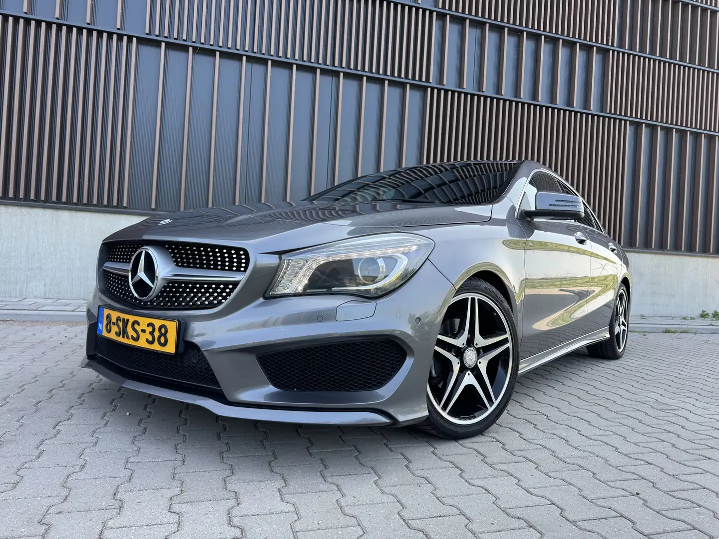 Mercedes-Benz CLA 200 Prestige|AMG|AUT|Leder|Bi-Xenon Grijs - 1