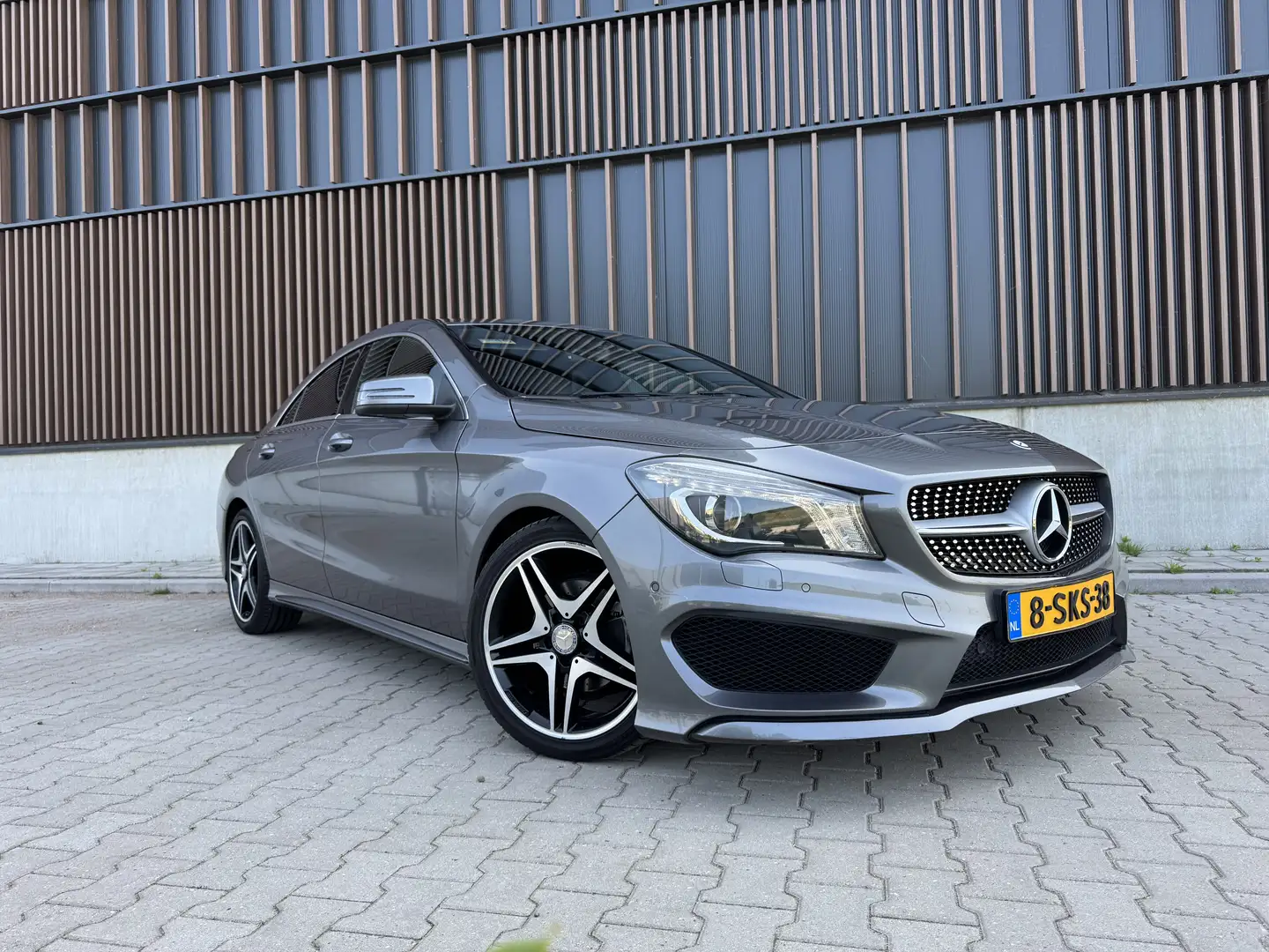 Mercedes-Benz CLA 200 Prestige|AMG|AUT|Leder|Bi-Xenon Grijs - 2