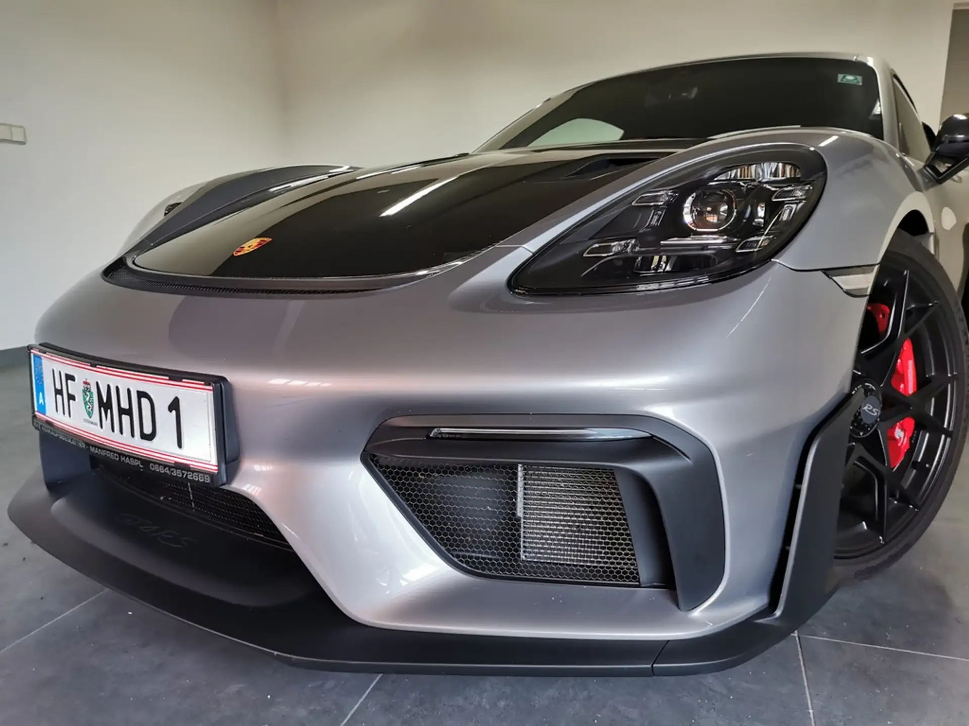 포르쉐 718 GT4 RS 2022 은색 사진 3