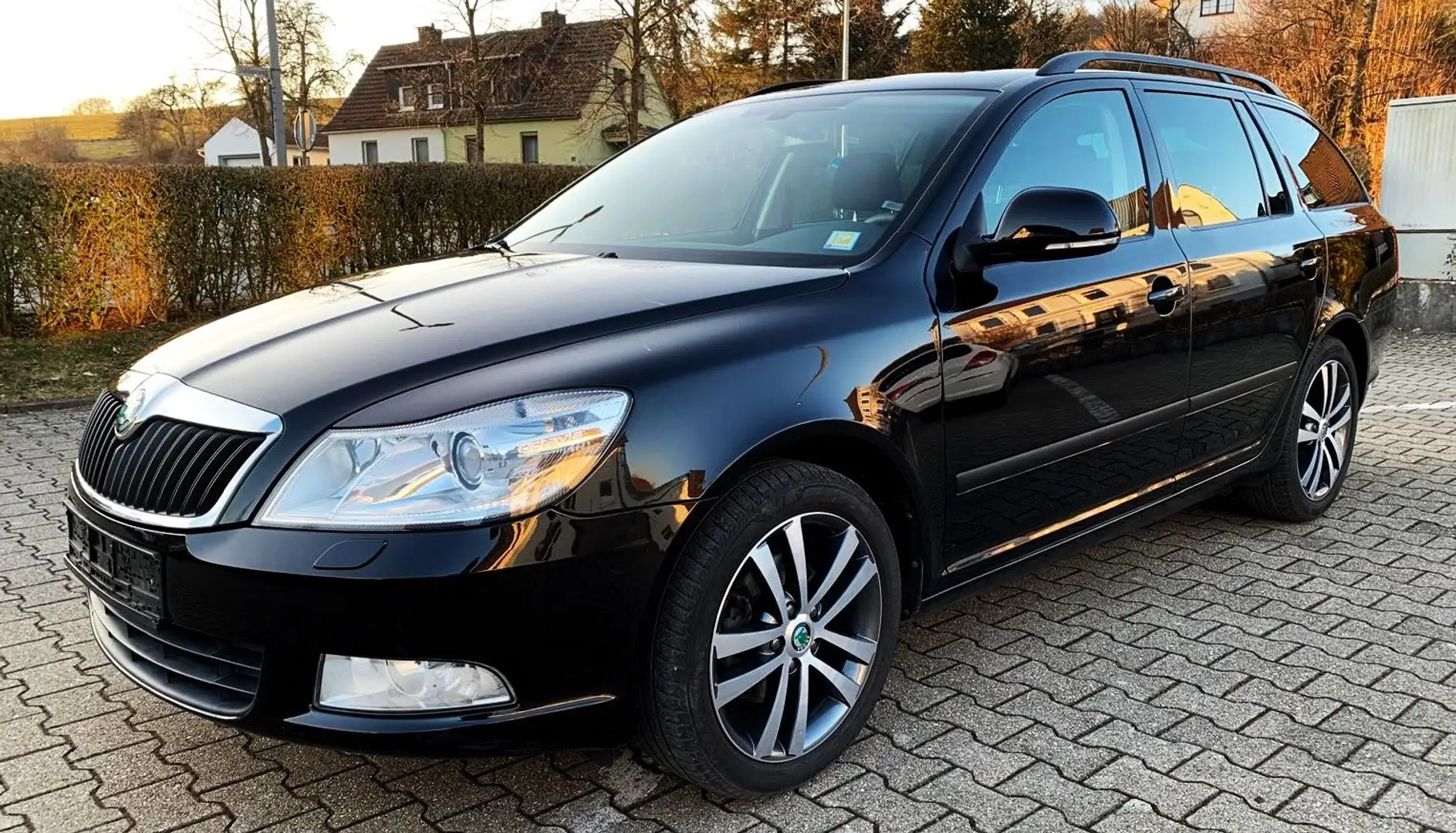 Skoda Octavia Family XENON, abn. AHK, 8-fach bereift Noir - 1