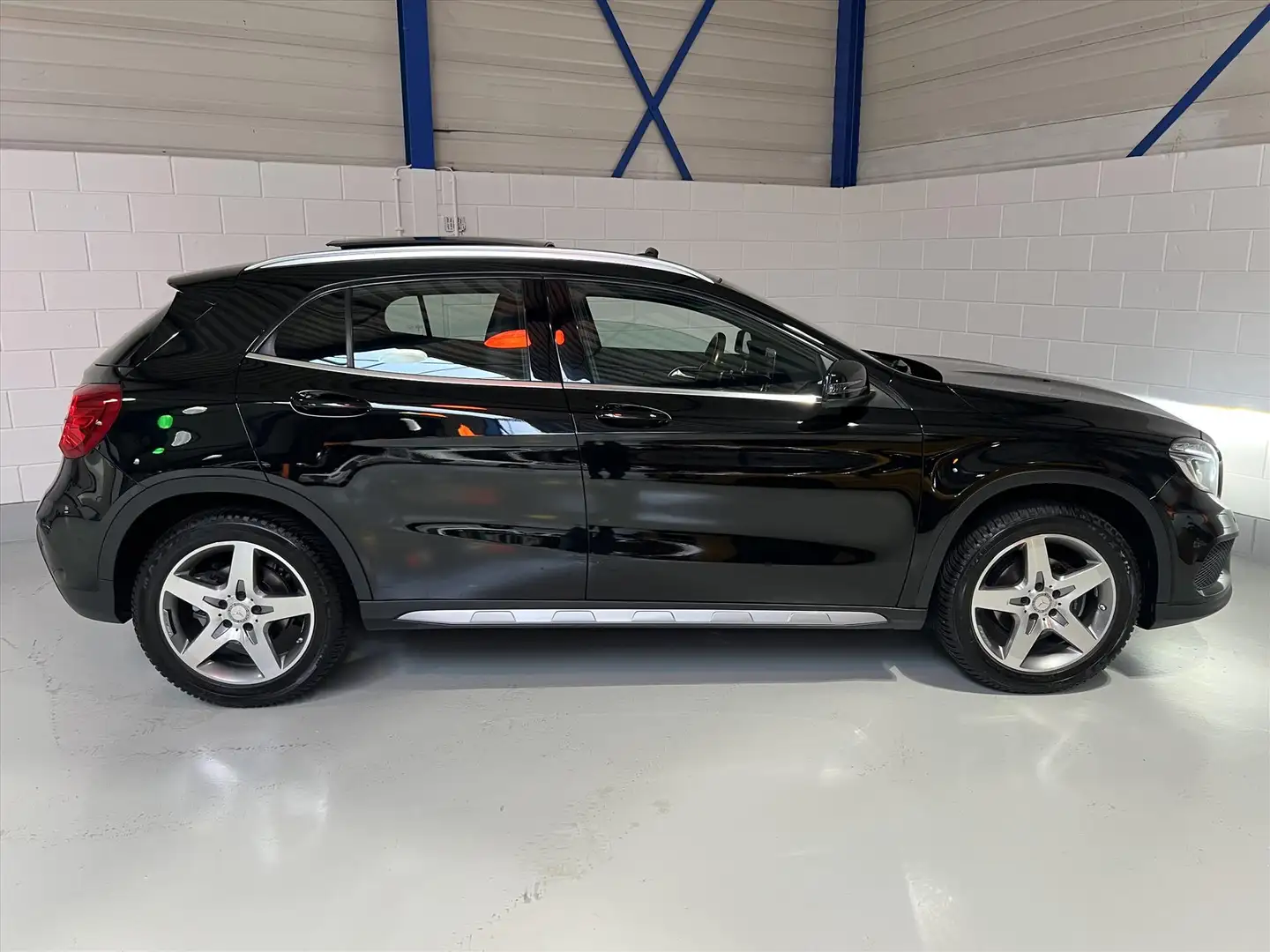 Mercedes-Benz GLA 180 GLA180 1.6T AUT7 AMG-Line, Pano, Camera, Trekhaak Zwart - 2