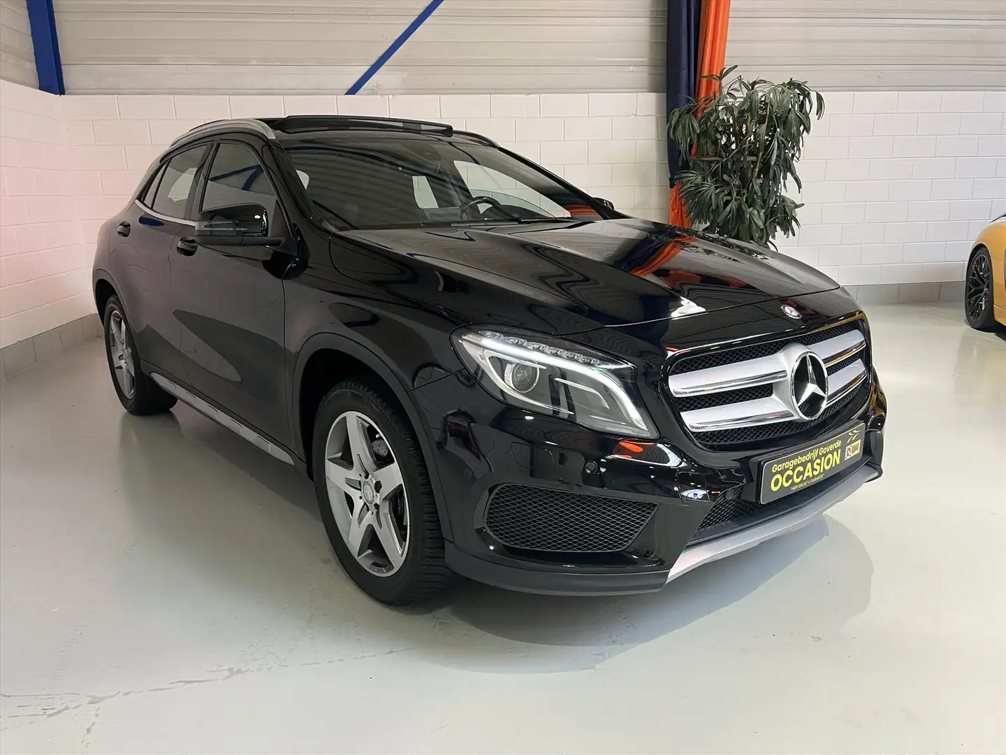 Mercedes-Benz GLA 180 GLA180 1.6T AUT7 AMG-Line, Pano, Camera, Trekhaak Zwart - 1