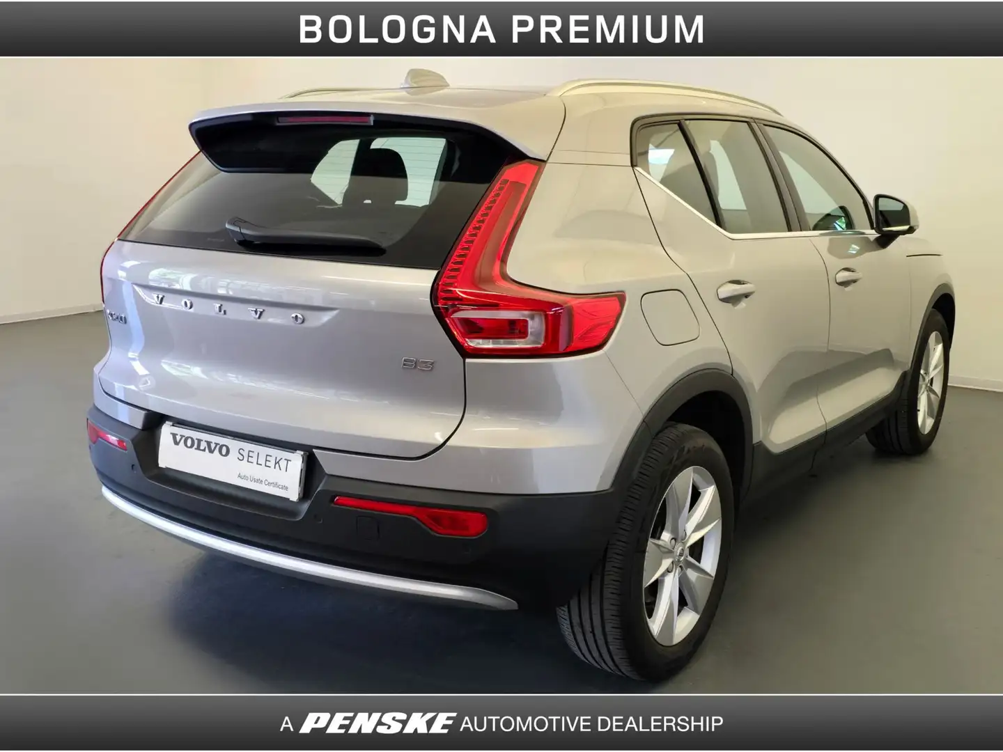 Volvo XC40 B3 automatico Plus Bright Grigio - 2
