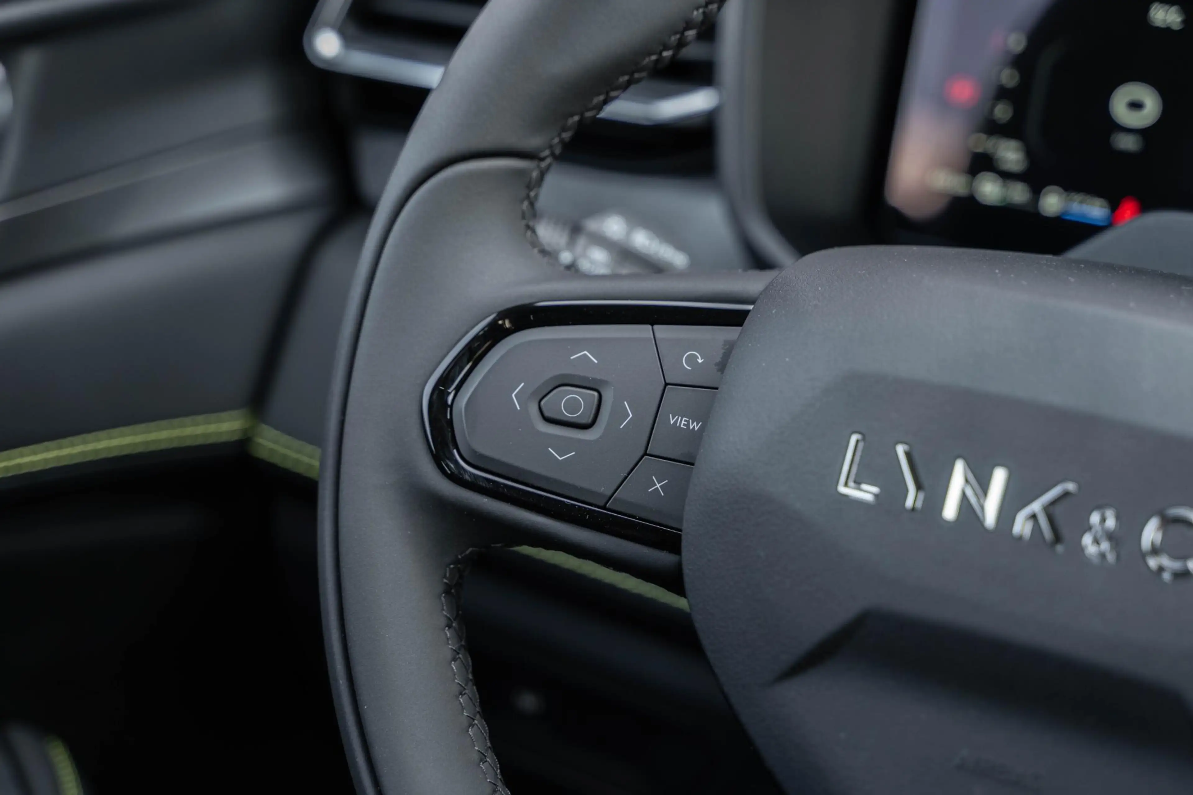 Lynk & Co 01 Plug-in Hybrid 1.5 Core Black Edition | Black Edit — photo 8