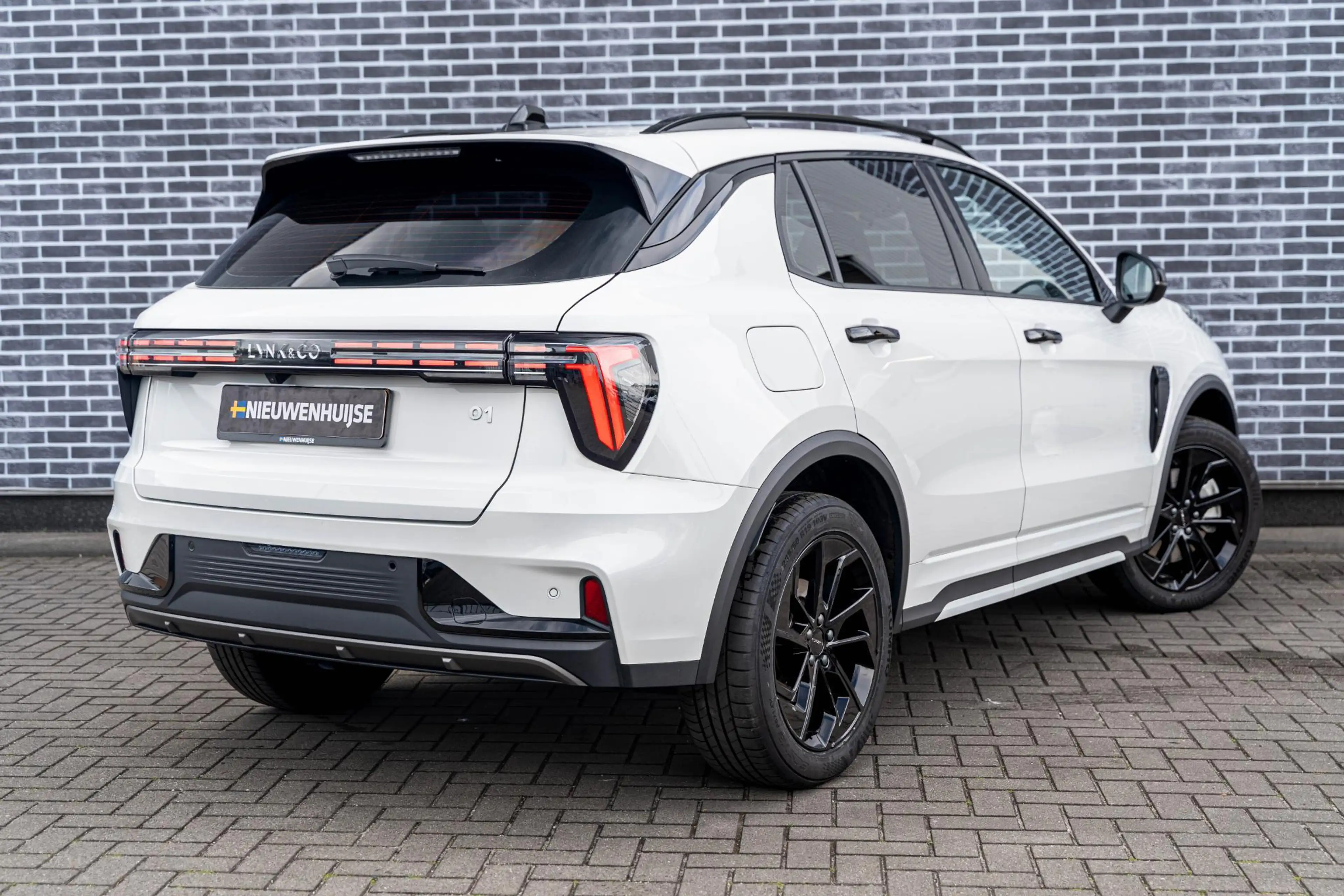 Lynk & Co 01 Plug-in Hybrid 1.5 Core Black Edition | Black Edit — photo 6