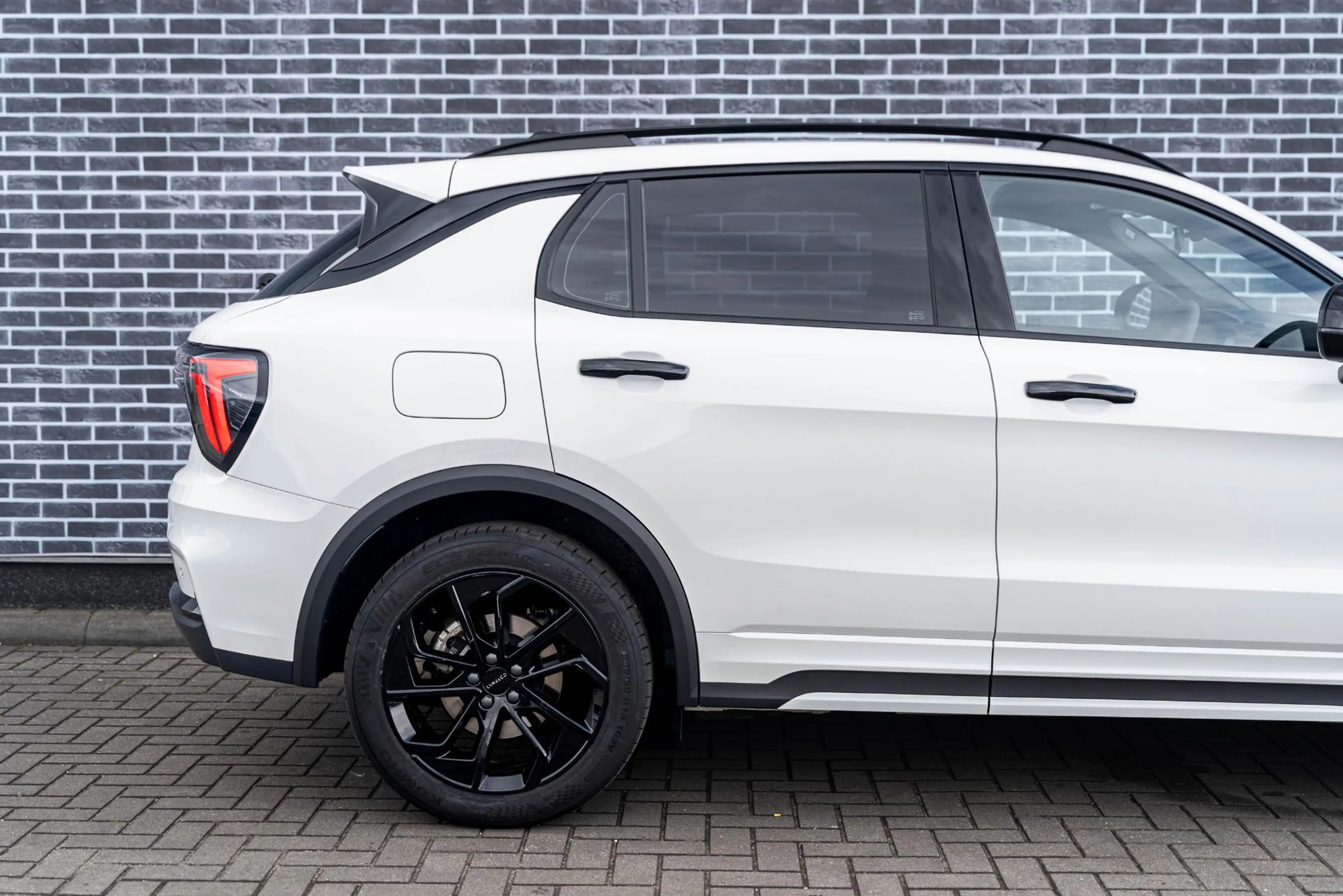 Lynk & Co 01 Plug-in Hybrid 1.5 Core Black Edition | Black Edit — photo 14