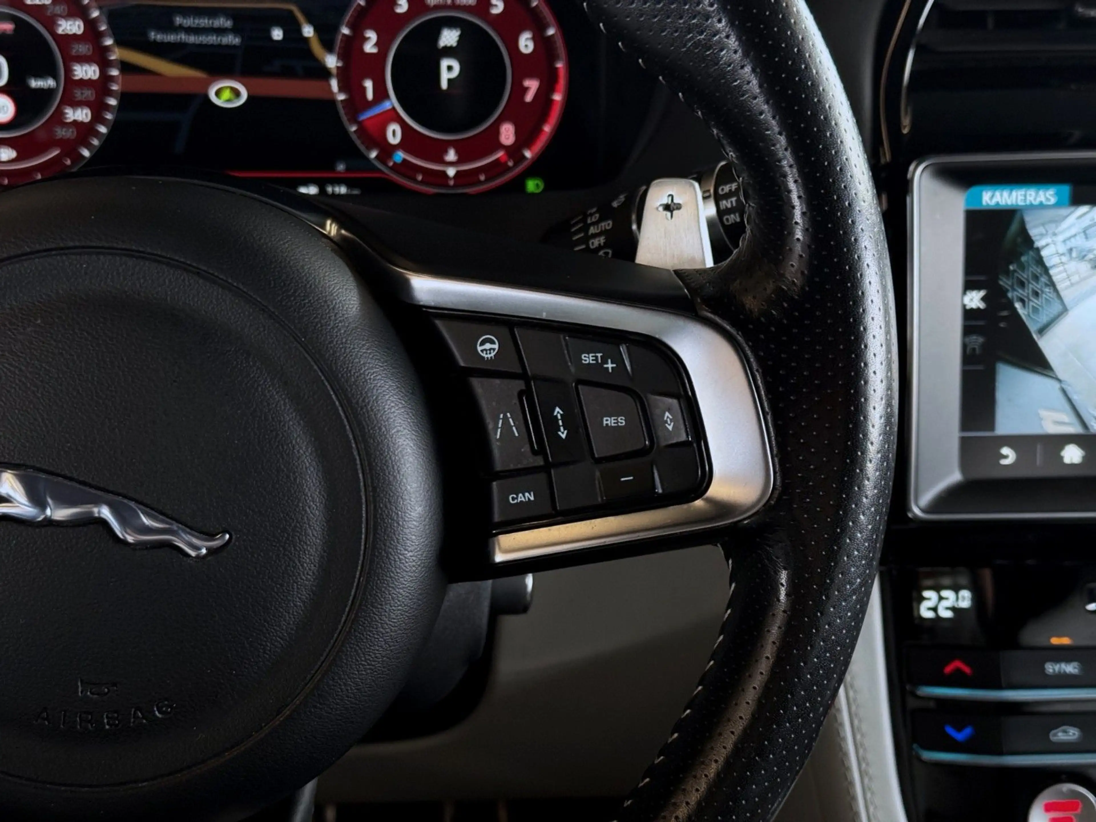 Jaguar F-Pace SVR AWD 5.0 V8  *BLACK-PACK*AHK*PANO* — photo 12