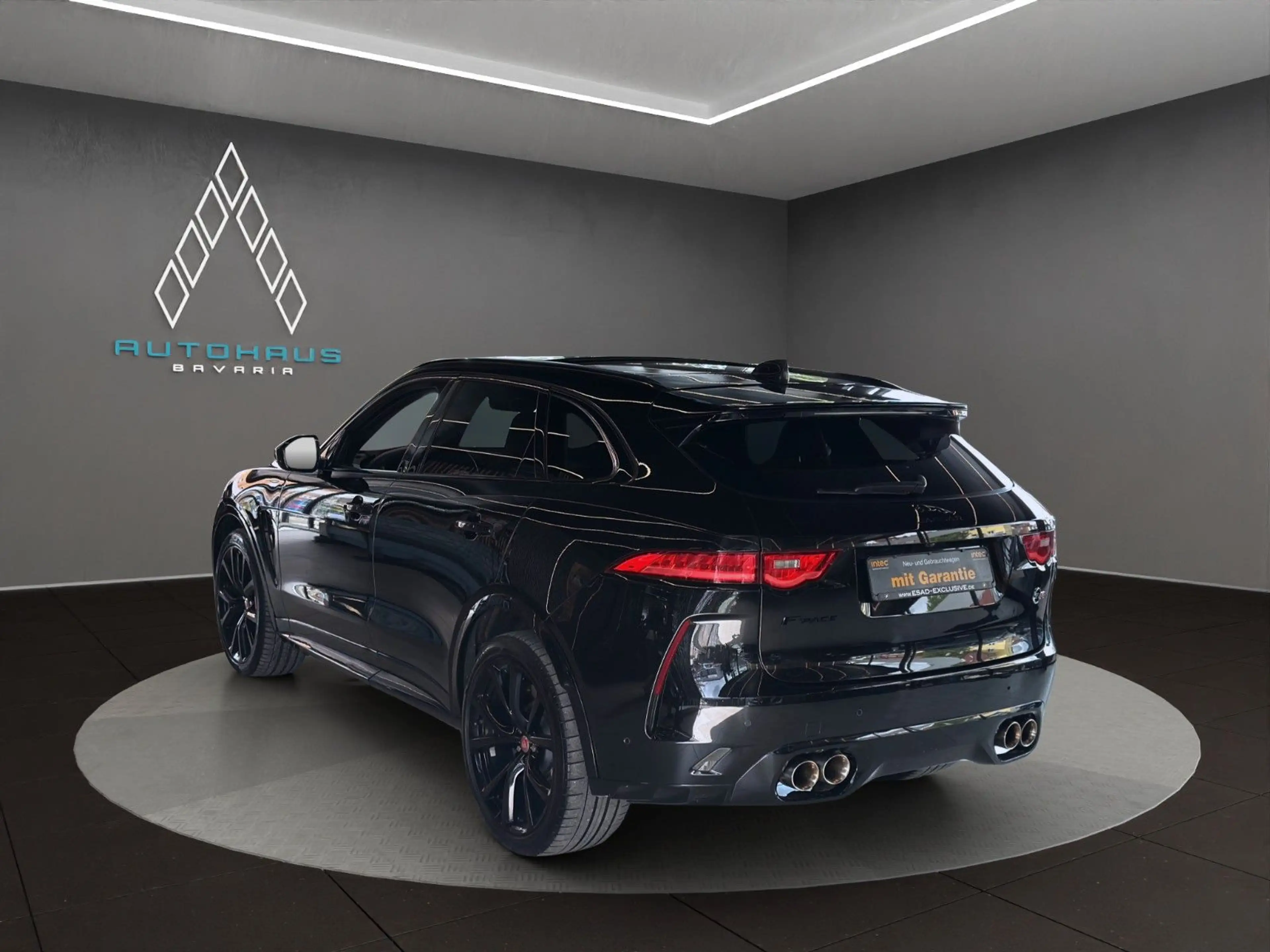 Jaguar F-Pace SVR AWD 5.0 V8  *BLACK-PACK*AHK*PANO* — photo 4