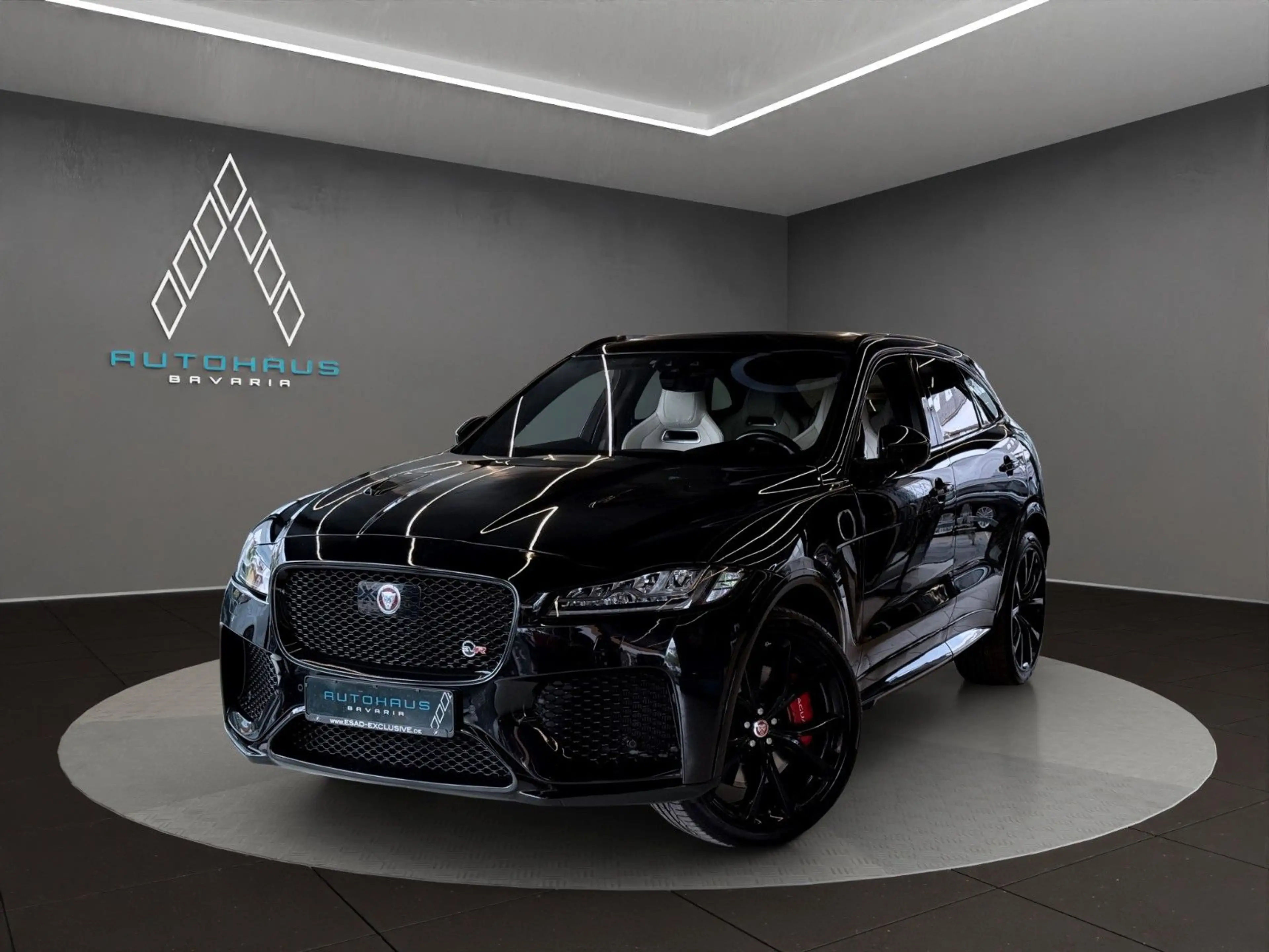 Jaguar F-Pace SVR AWD 5.0 V8 *BLACK-PACK*AHK*PANO*