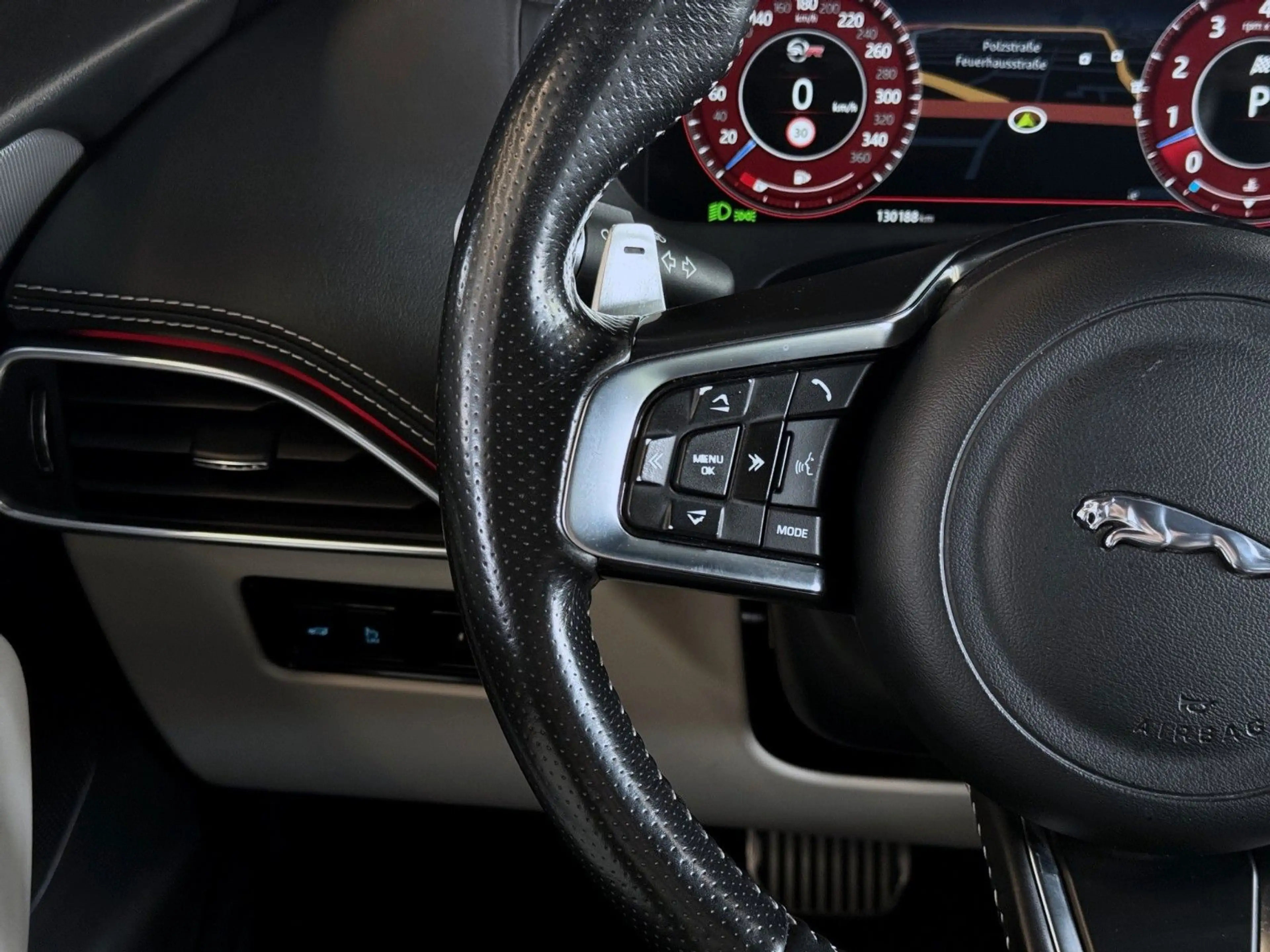 Jaguar F-Pace SVR AWD 5.0 V8  *BLACK-PACK*AHK*PANO* — photo 11