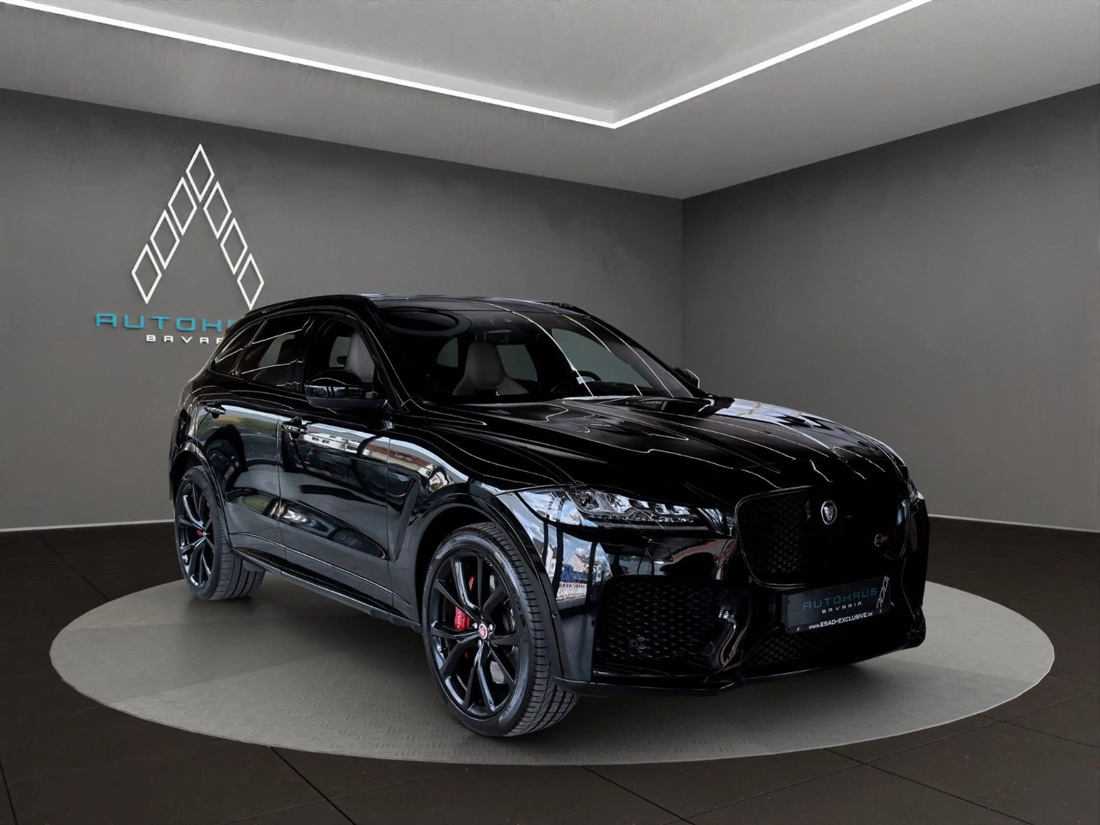 Jaguar F-Pace SVR AWD 5.0 V8  *BLACK-PACK*AHK*PANO* — photo 3