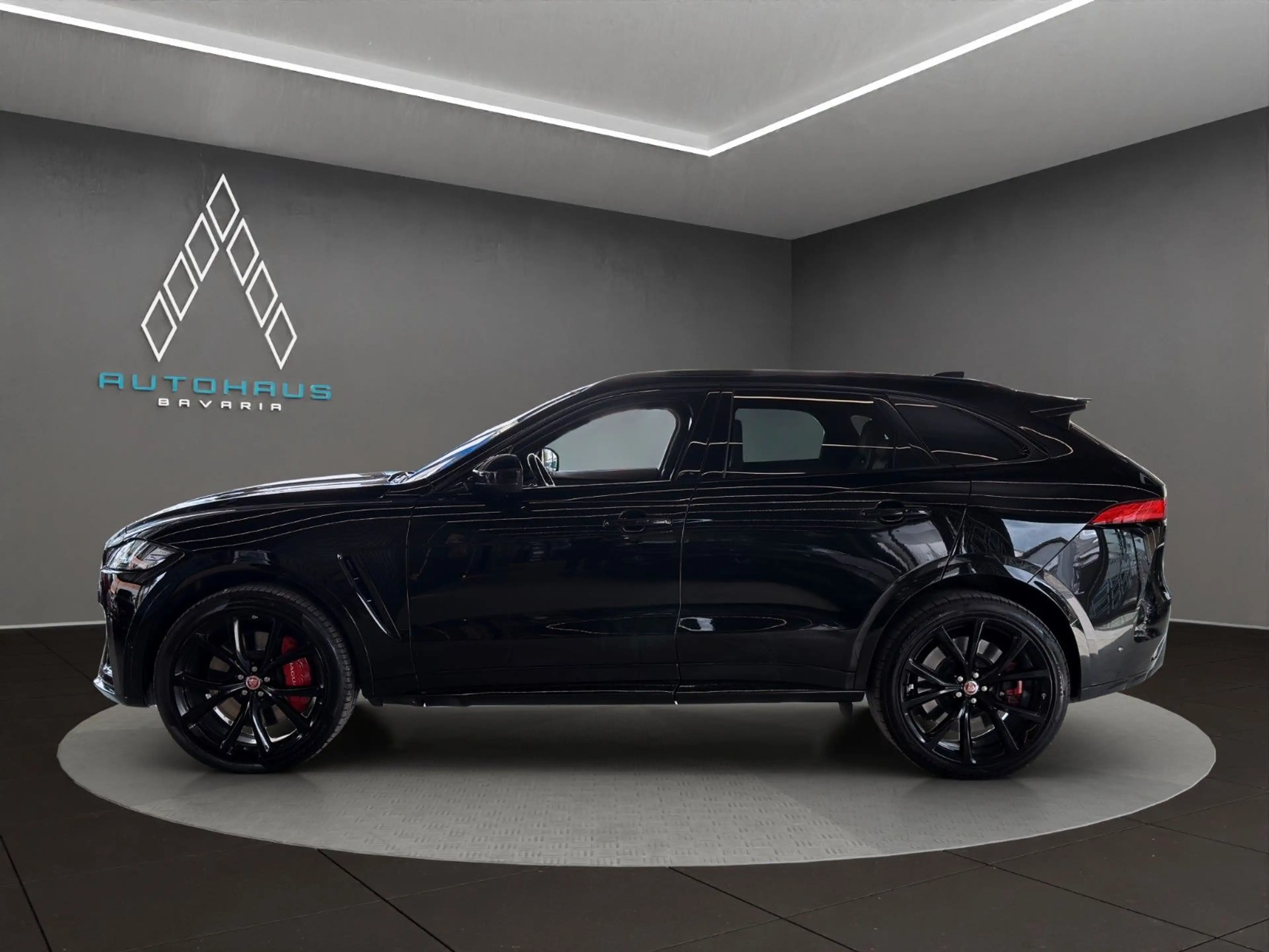 Jaguar F-Pace SVR AWD 5.0 V8  *BLACK-PACK*AHK*PANO* — photo 7