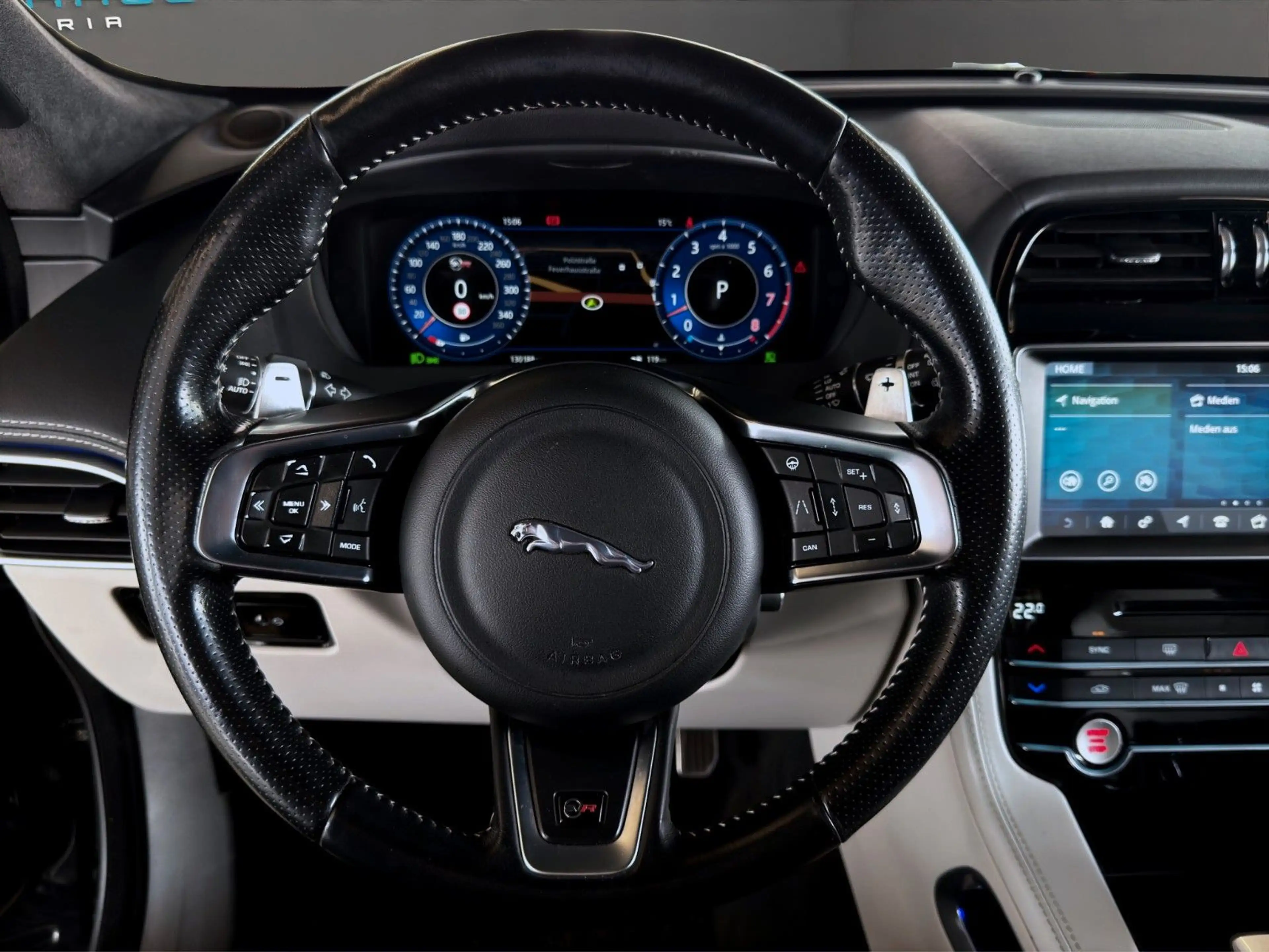 Jaguar F-Pace SVR AWD 5.0 V8  *BLACK-PACK*AHK*PANO* — photo 10