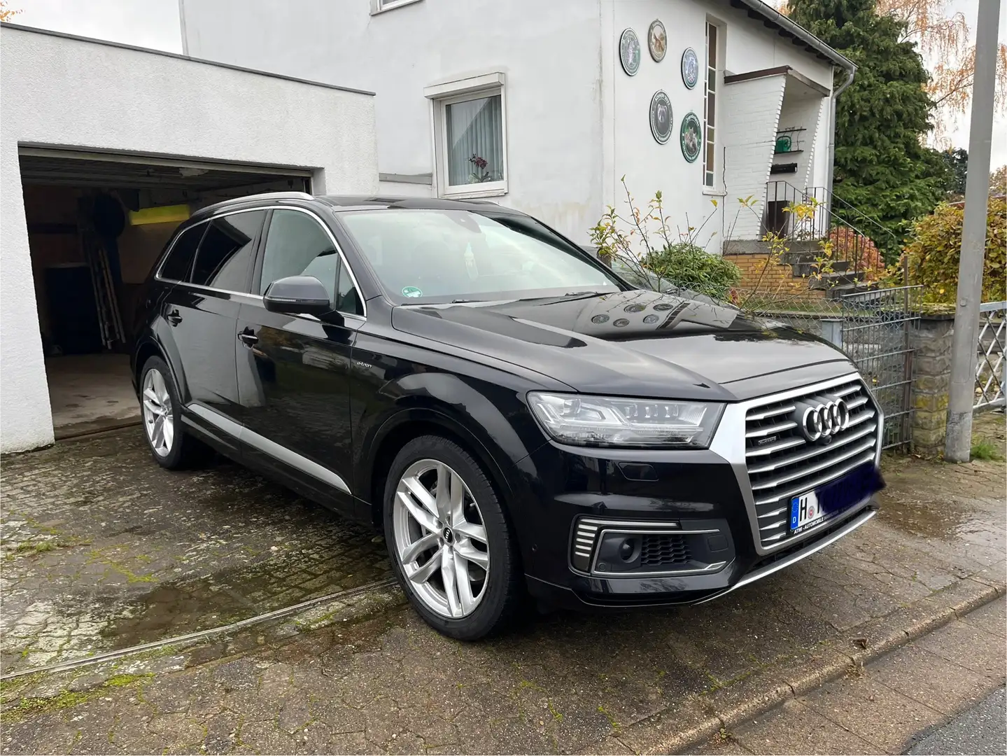 Audi Q7 e-tron S-Line Schwarz - 1