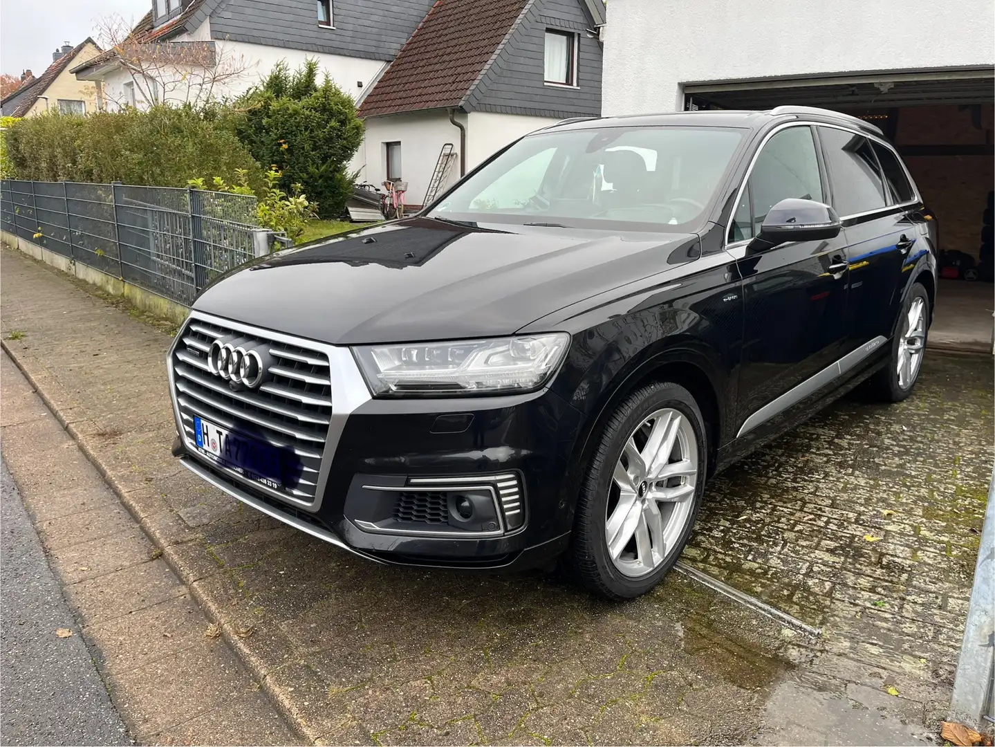 Audi Q7 e-tron S-Line Schwarz - 2