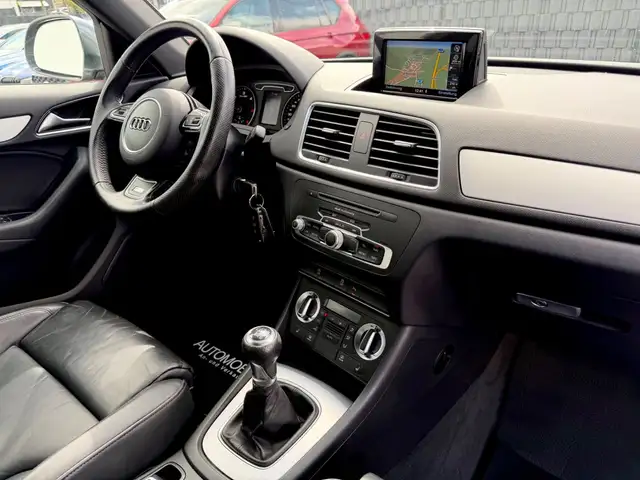 Audi Q3 view 11