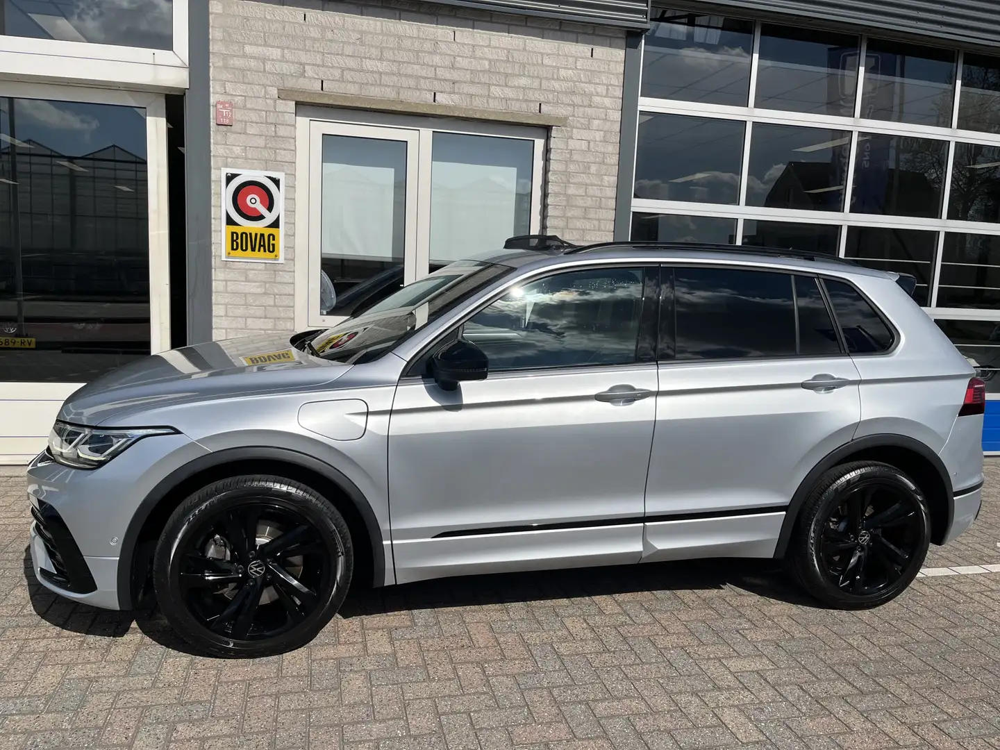 Volkswagen Tiguan 1.4 TSI eHybrid R-Line /2X R-LINE/ AUTOMAAT/ TREKH Zilver - 2