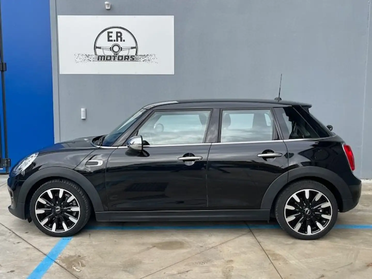 MINI Cooper D Mini 1.5 Cooper D Hype 5p Černá - 2