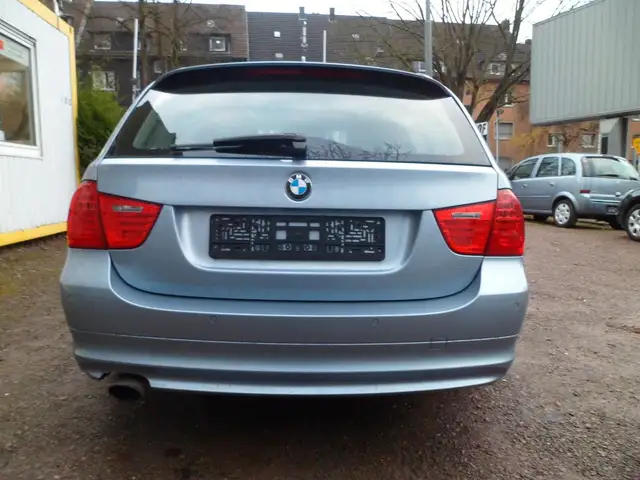 BMW 3 Series view 6