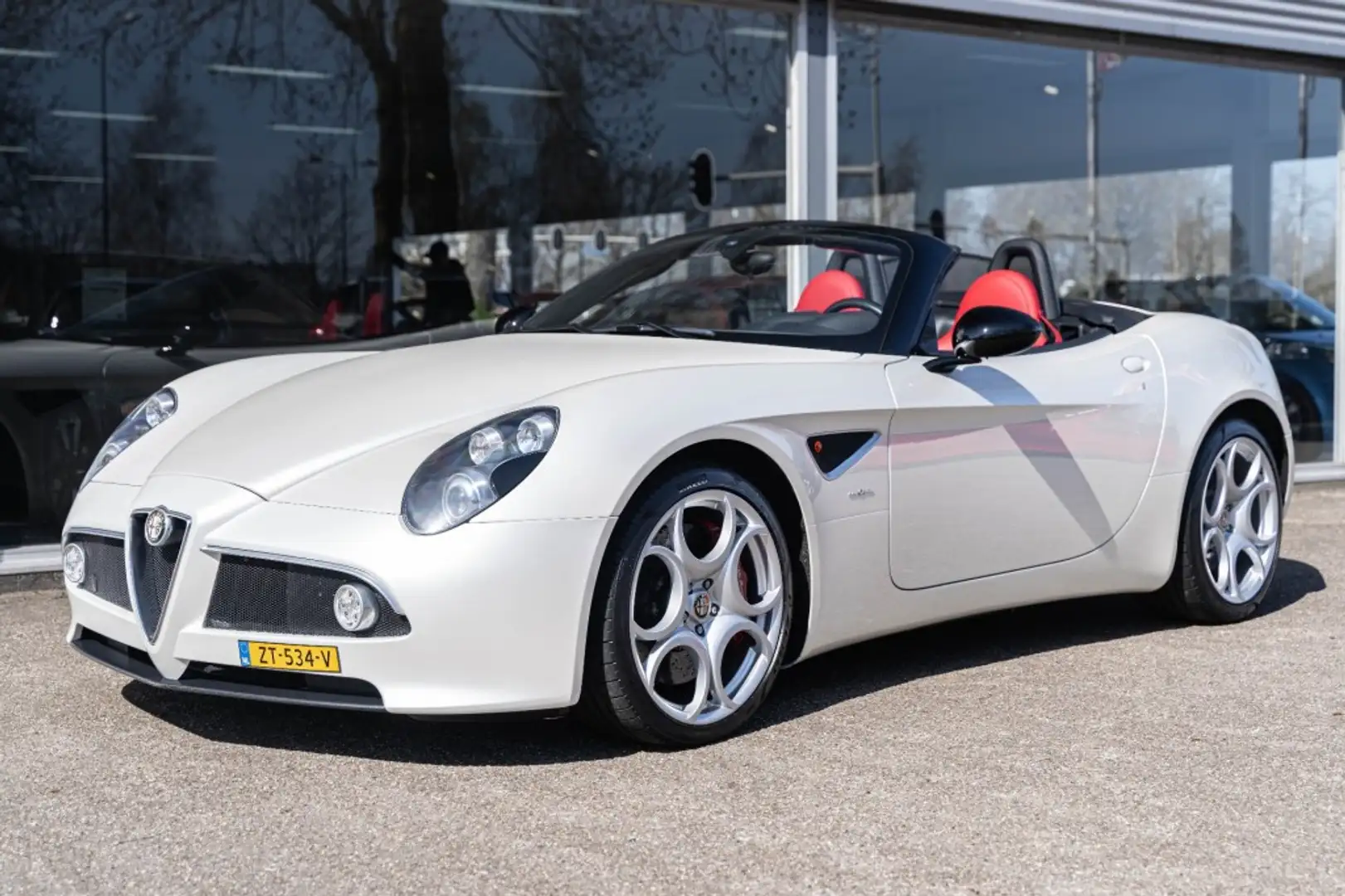 Alfa Romeo 8C Competizione Spider 4.7 V8 1/500 Wit - 1