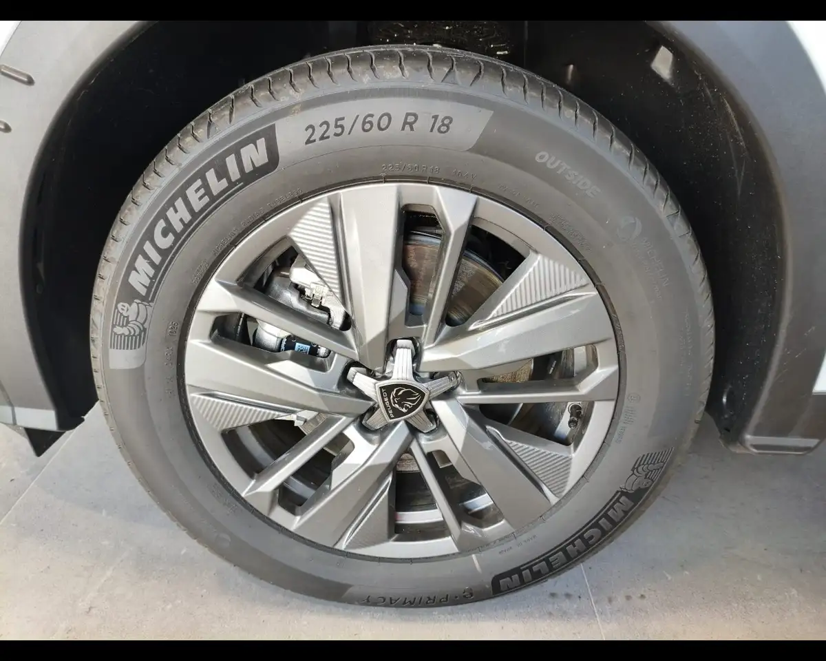 Peugeot 5008 1.2 Hybrid Allure 8