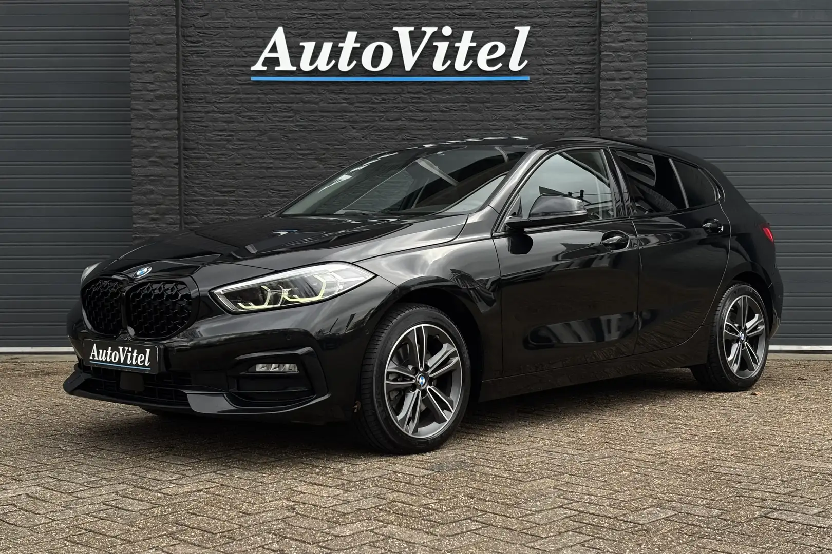 BMW 118 1-serie 118i Sport Line | Camera | Trekhaak | LED Černá - 1