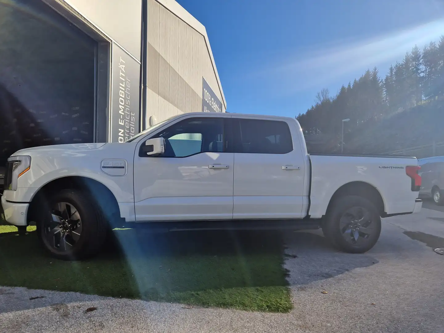 Ford F 150 Lightning 133kWh LARIAT AT-Zulassung, CCS, EU-Navi Weiß - 1
