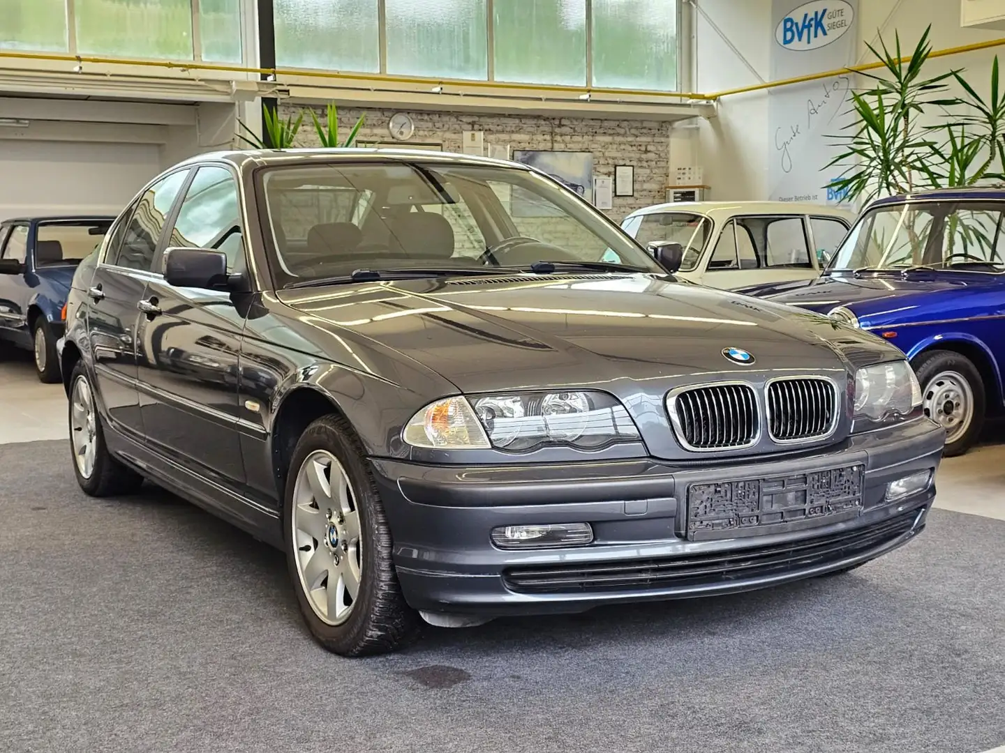 BMW 325 xi Lim. AUTOMATIK+KLIMATRONIC+NAVi+ALLRAD Grau - 1