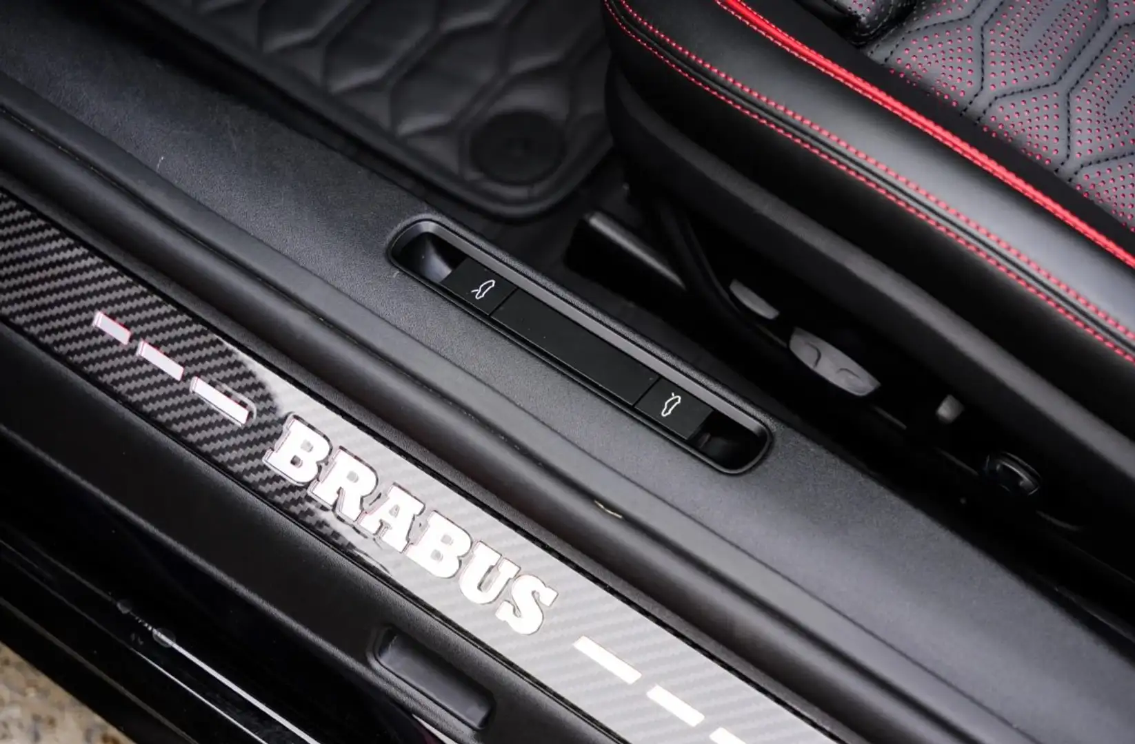 Porsche 992 Turbo S Brabus 820 Convertible Zwart - 1