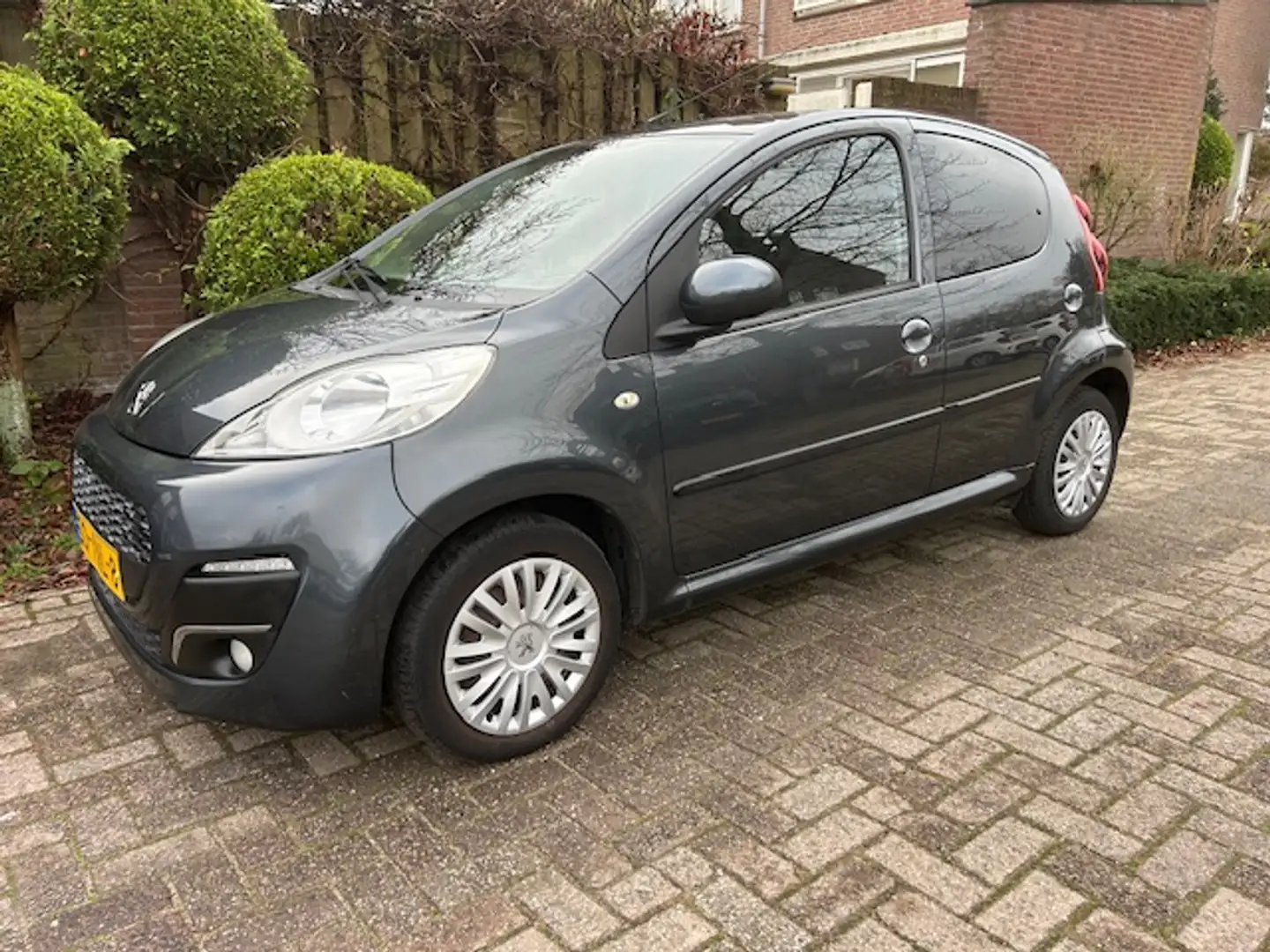 Peugeot 107 1.0 Active Airco/ Orig NL auto/ Nw. Koppeling/ 5 D Grijs - 2