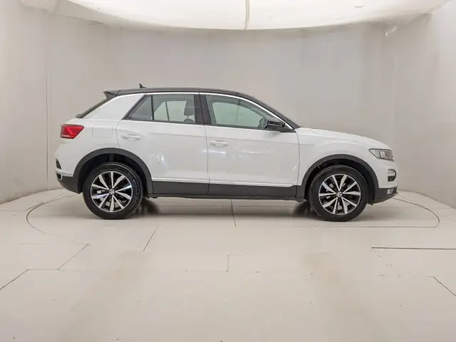 Volkswagen T-Roc view 3