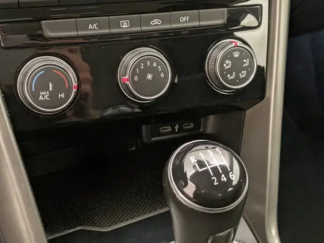 Volkswagen T-Roc view 13