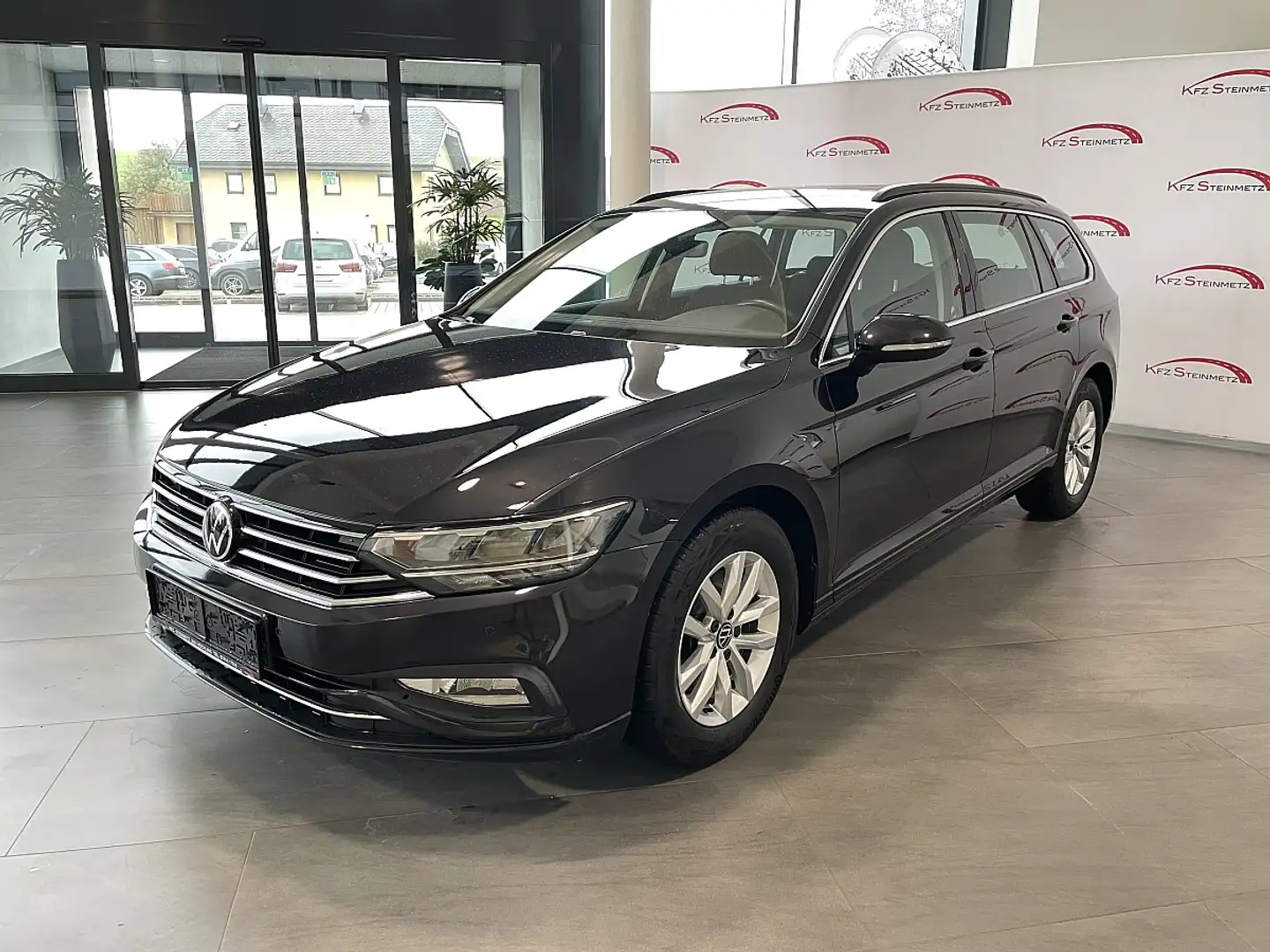Volkswagen Passat Variant Business 2,0 SCR TDI DSG Noir - 1