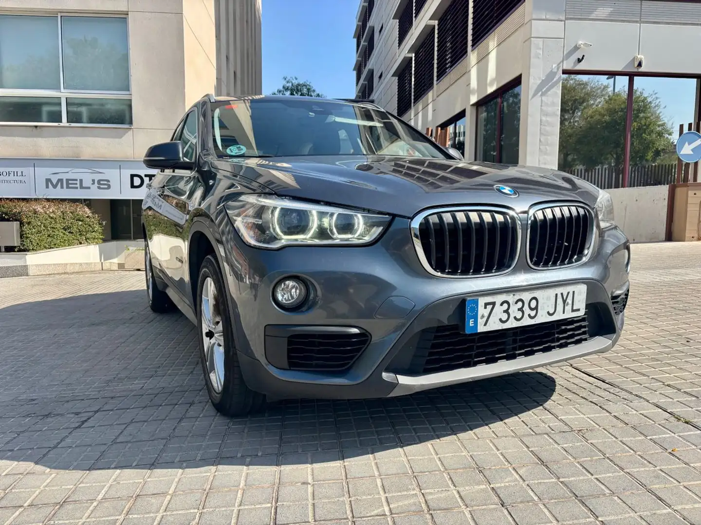 BMW X1 sDrive 18dA Business Gris - 2