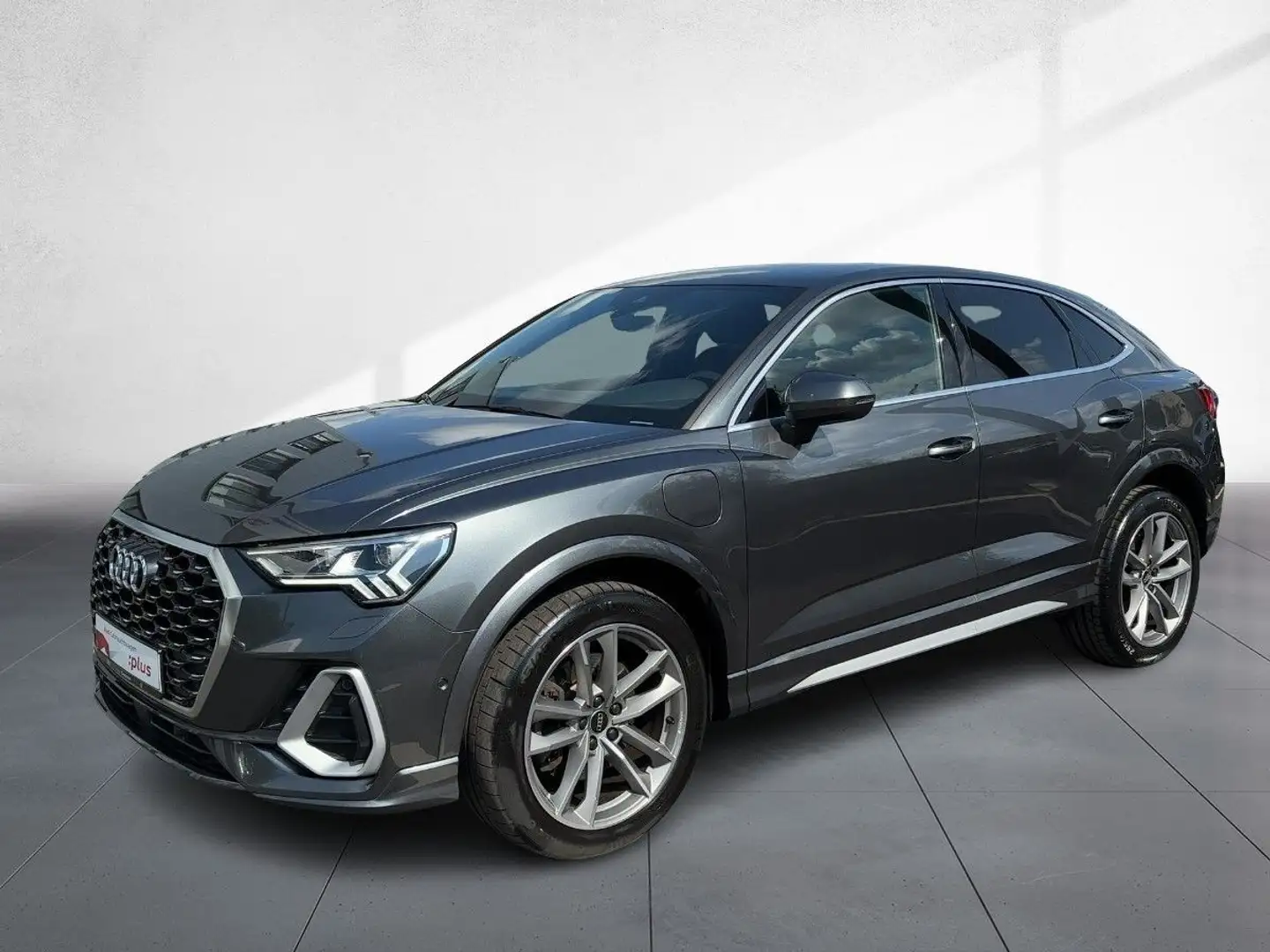 Audi Q3 45 TFSI e S line Matrix Navi Grau - 2