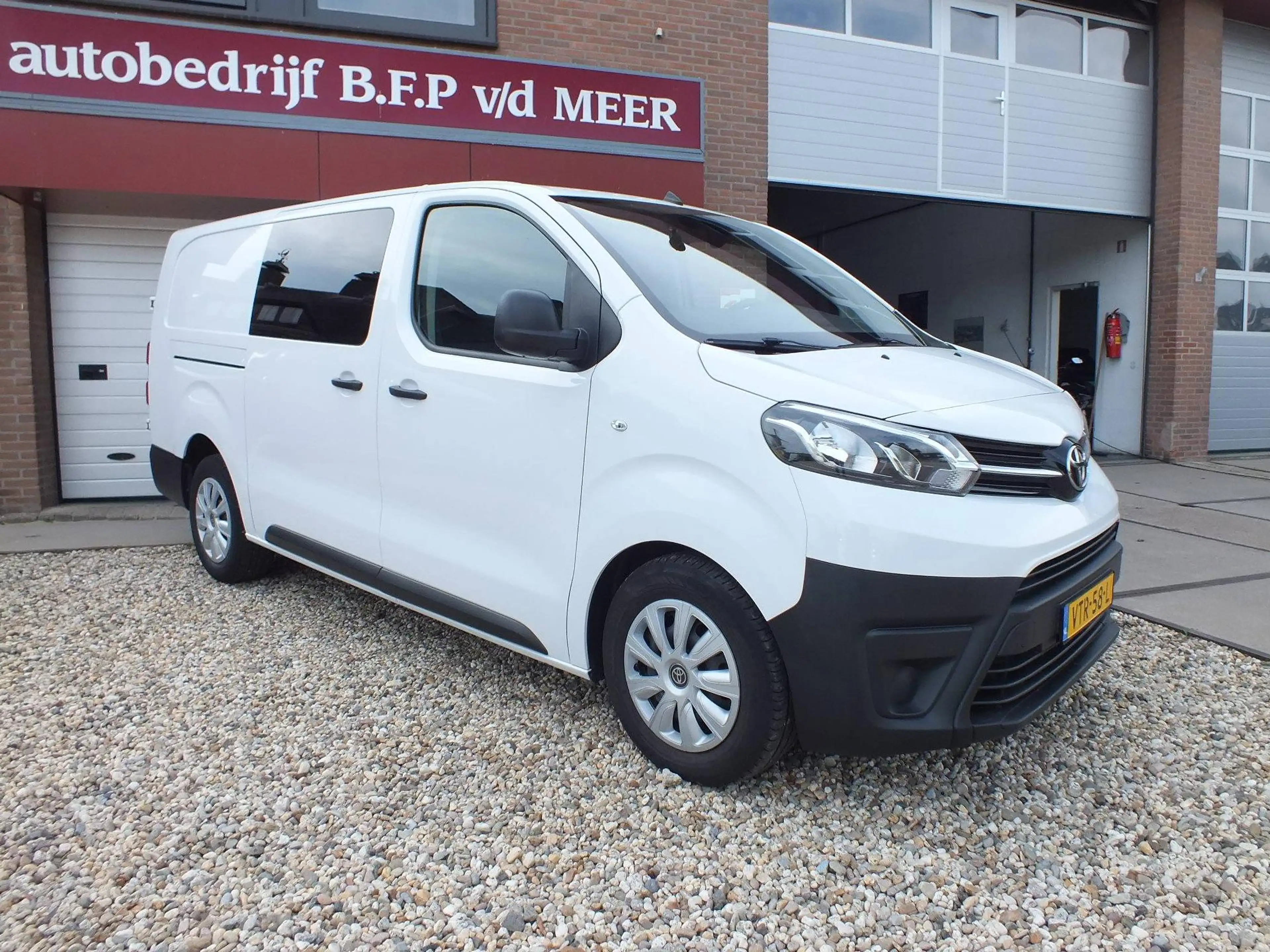 Toyota Proace 2.0 D-4D Live DC 6-Persoons