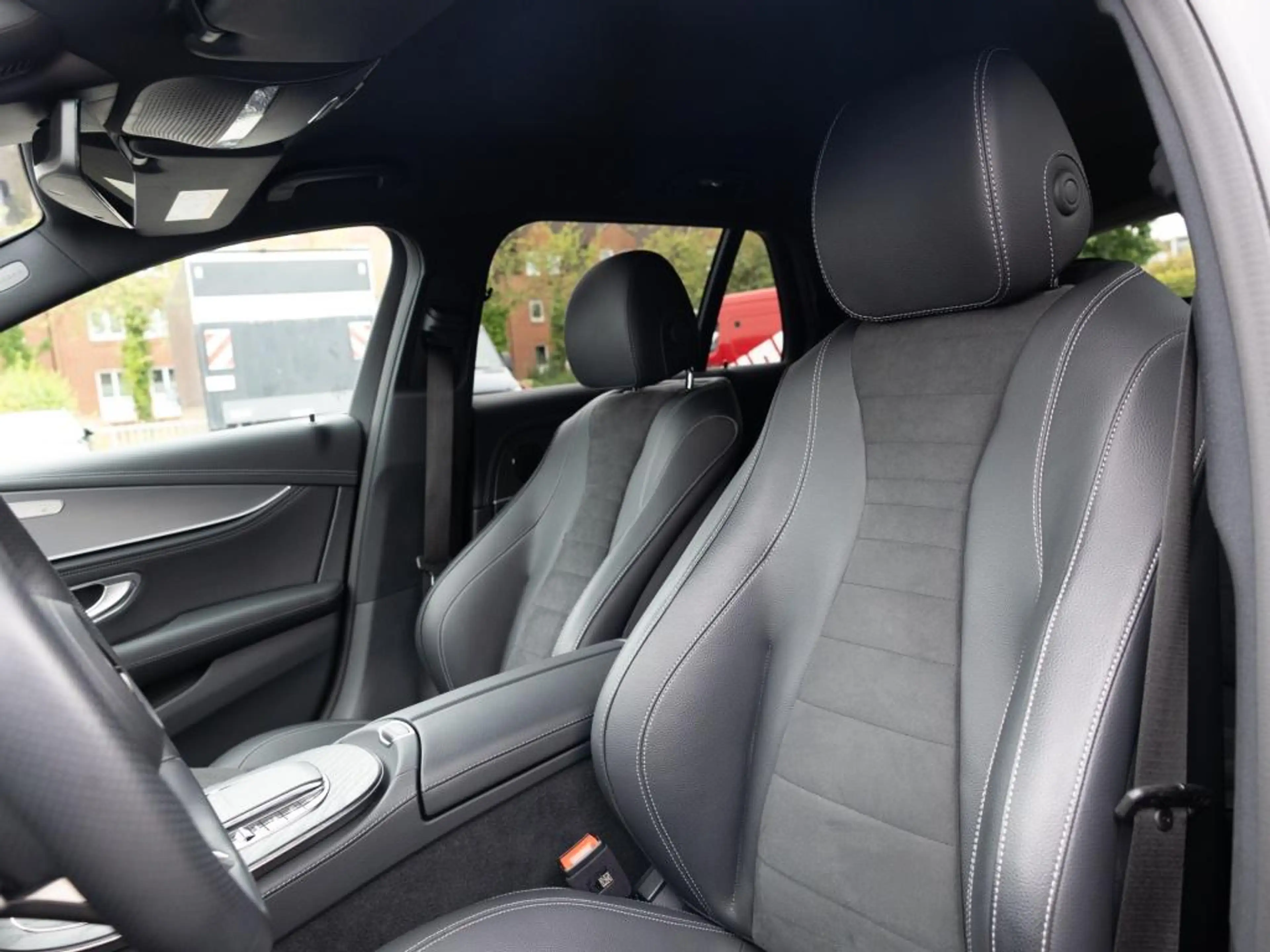 Mercedes-Benz E 220 d T // AMG NIGHT WIDE DISTR KAMERA SPUR — photo 9