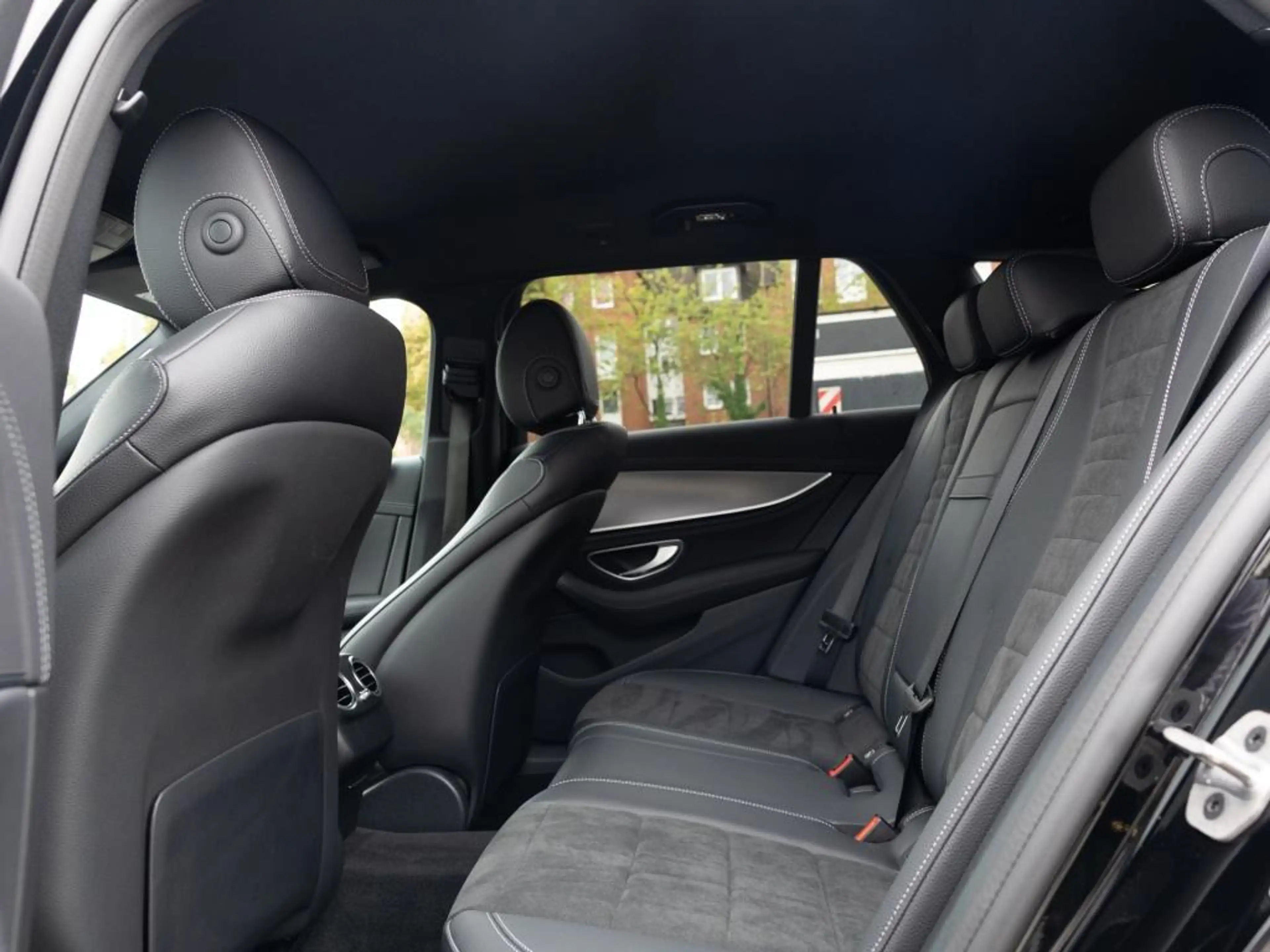Mercedes-Benz E 220 d T // AMG NIGHT WIDE DISTR KAMERA SPUR — photo 10