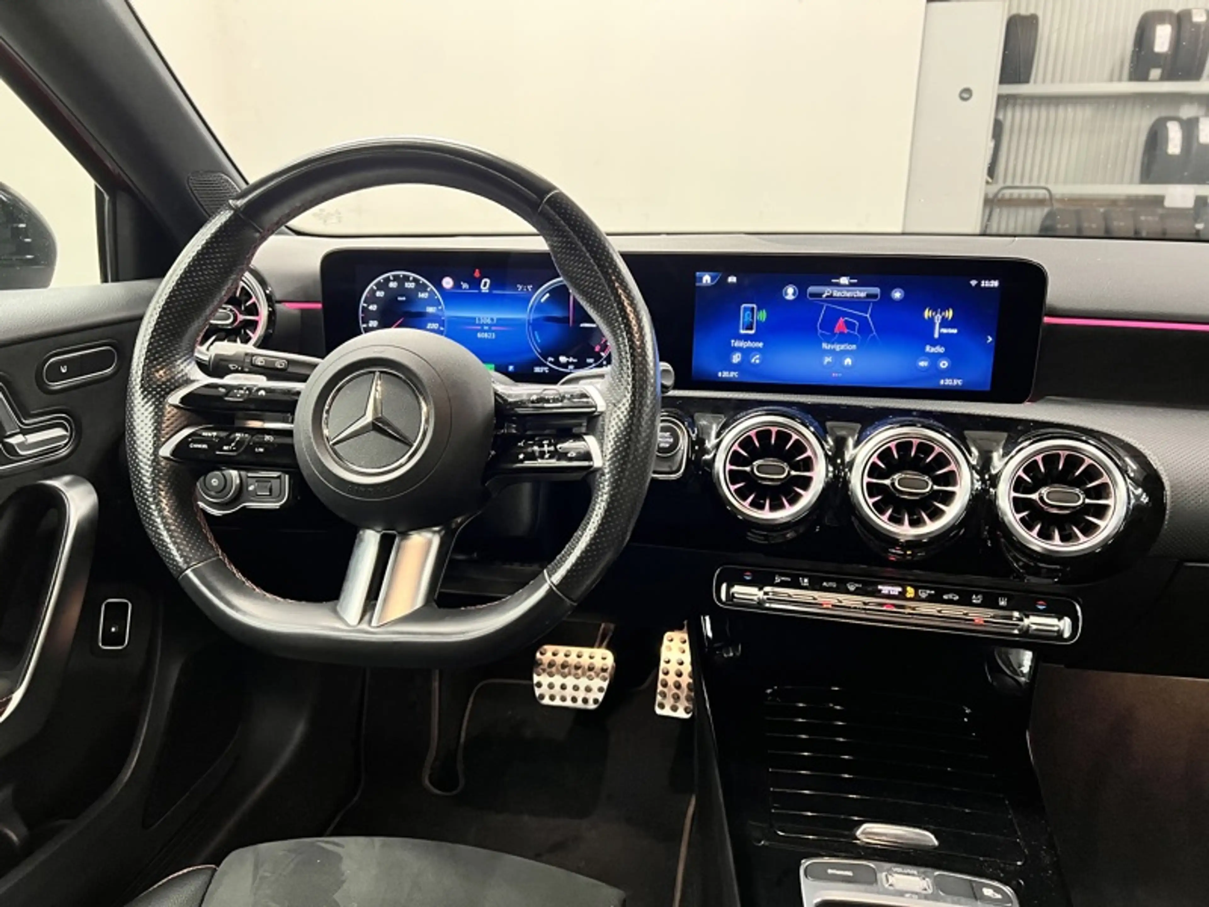 Mercedes-Benz A 250 e AMG Pack Night Toit Pano — photo 10