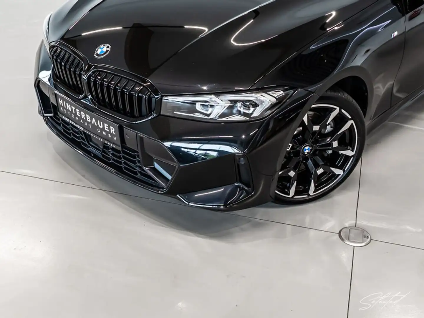 BMW 330 i xDrive M Sport *PANO* Schwarz - 2