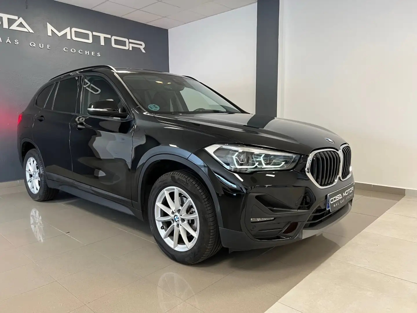 BMW X1 sDrive 16dA Zwart - 1